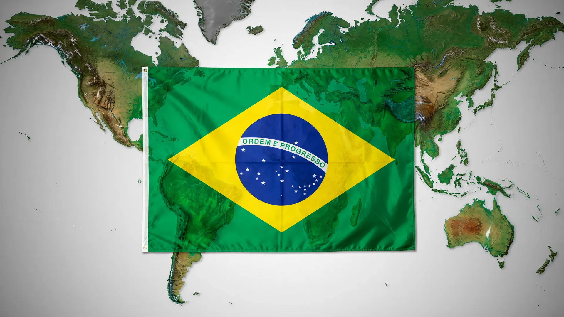 Bandeira do Brasil com mapa da América Latina destacando desigualdade de milionários no Brasil 2025