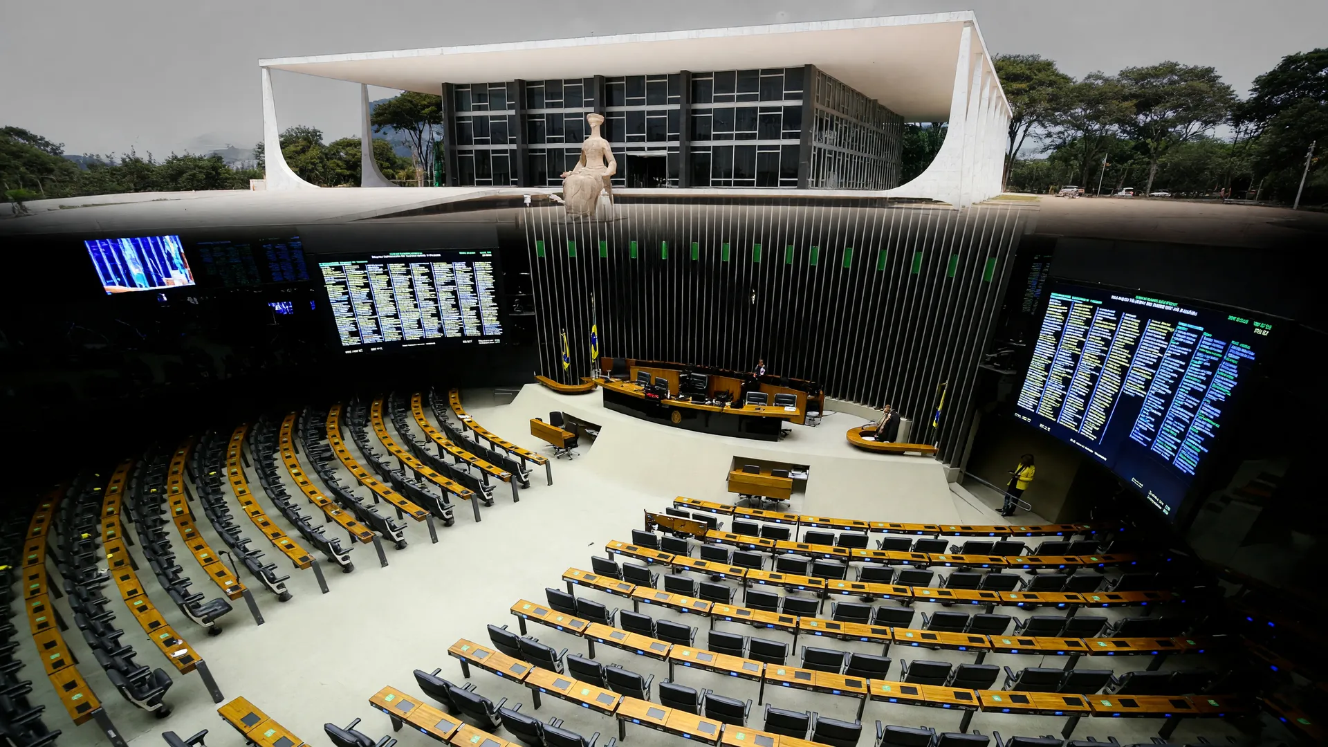 Câmara dos Deputados votando projeto sobre misoginia decisões judiciais no Brasil, com STF representando justiça