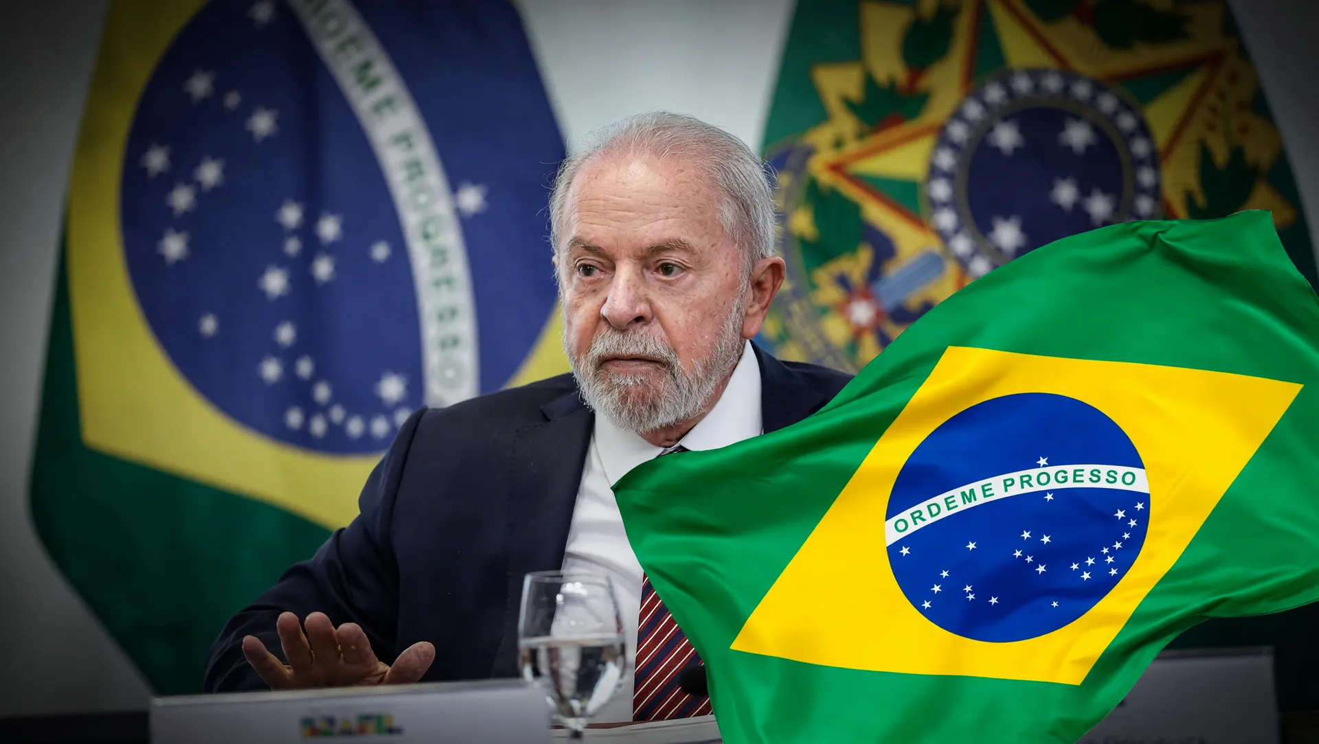 Retrato do Presidente Lula com a bandeira brasileira em composição editorial que ilustra as negociações tarifárias Brasil EUA