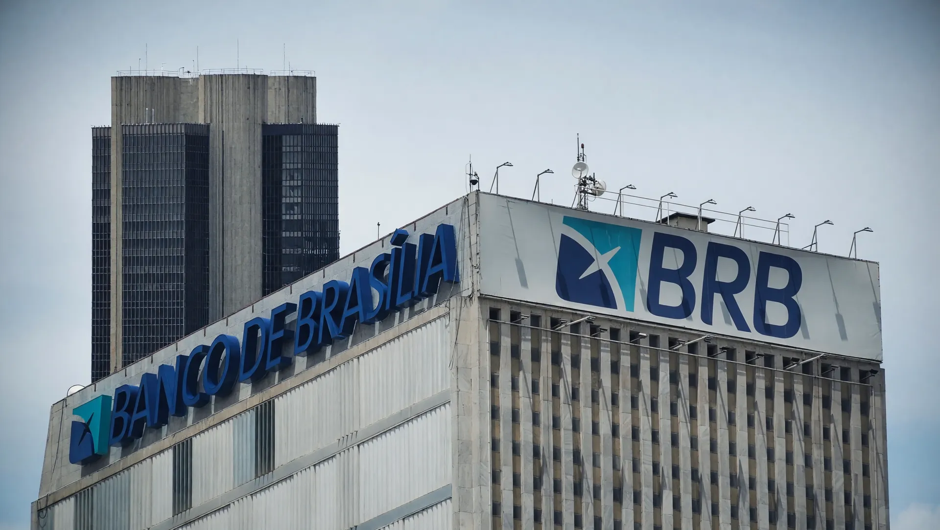Edifício do BRB e Torre de Brasília simbolizando a nota de crédito BRB rebaixada S&P sob pressão