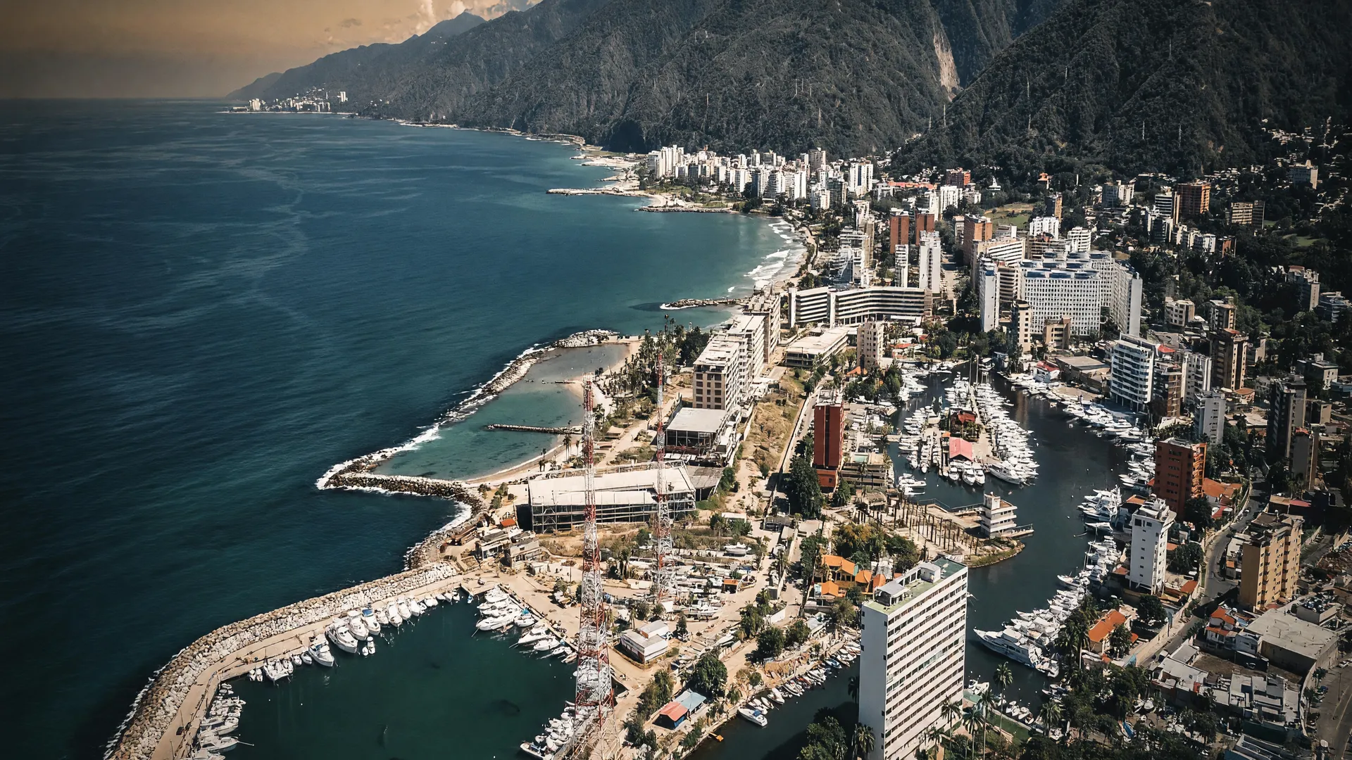 Vista aérea de La Guaira, Venezuela, após terremoto que mata centenas - número de mortos continua aumentando