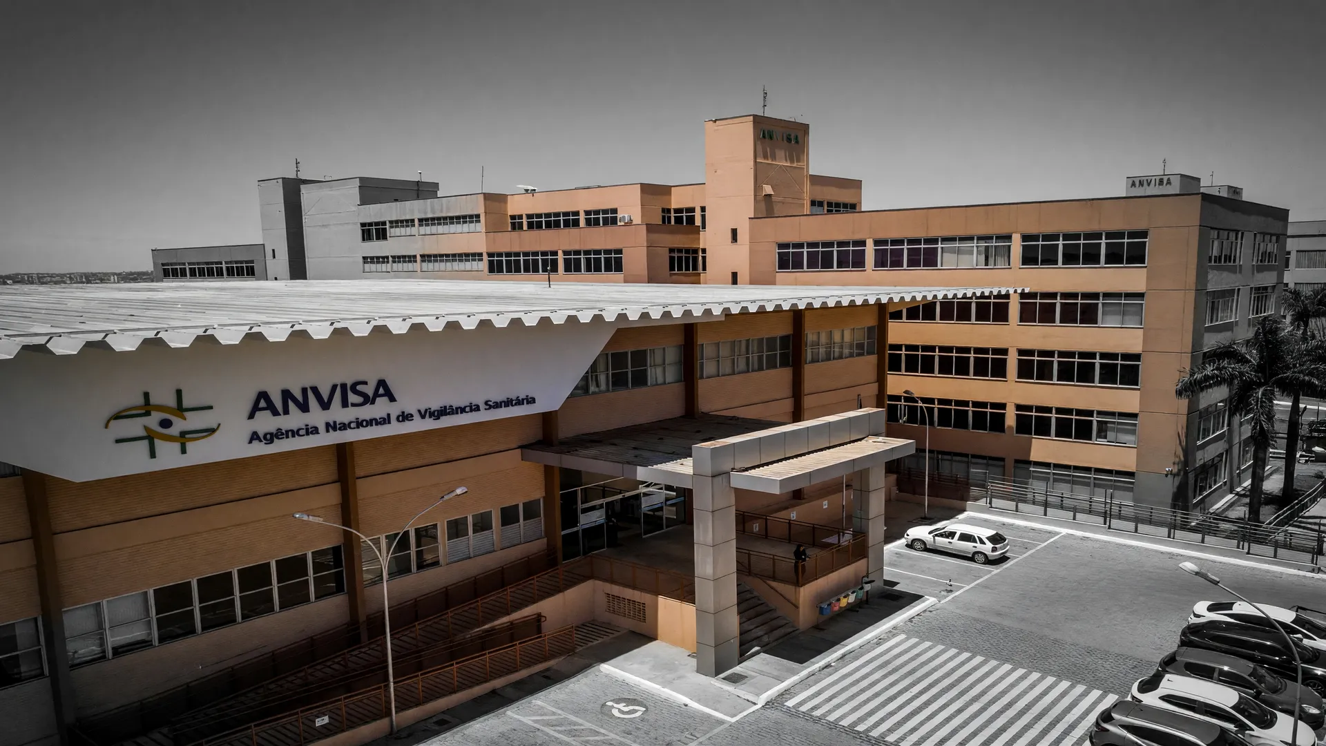 Sede da Anvisa representando alerta regulatório sobre peptídeo GHK-Cu injetável sem aprovação