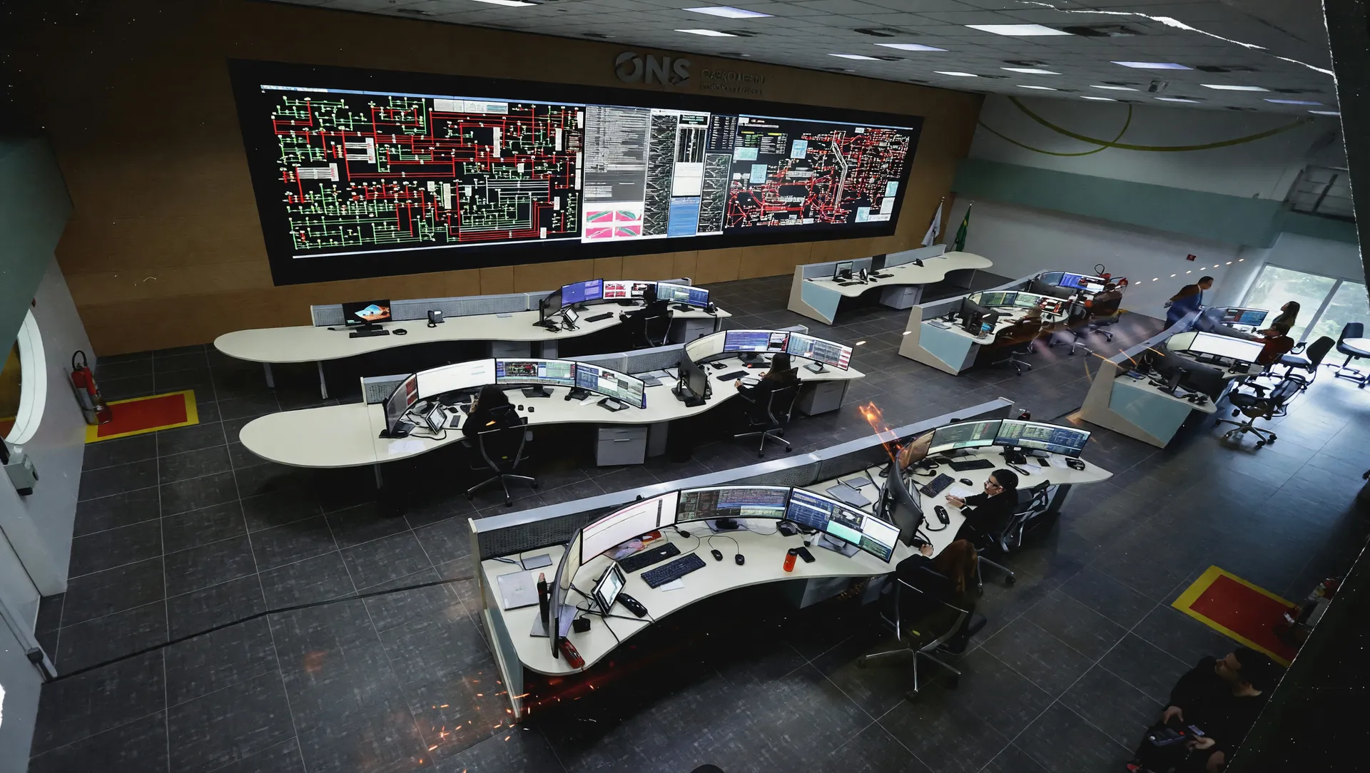 Sala de operações do ONS ativando o plano emergencial para excedente de energia renovável