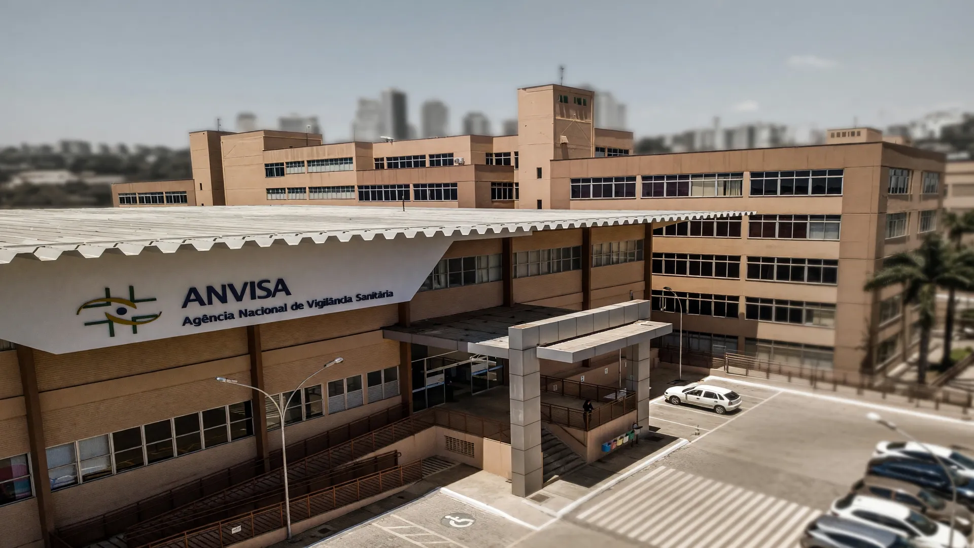 Edifício-sede da Anvisa como símbolo de supervisão regulatória do preço Mounjaro semaglutida nacional Brasil