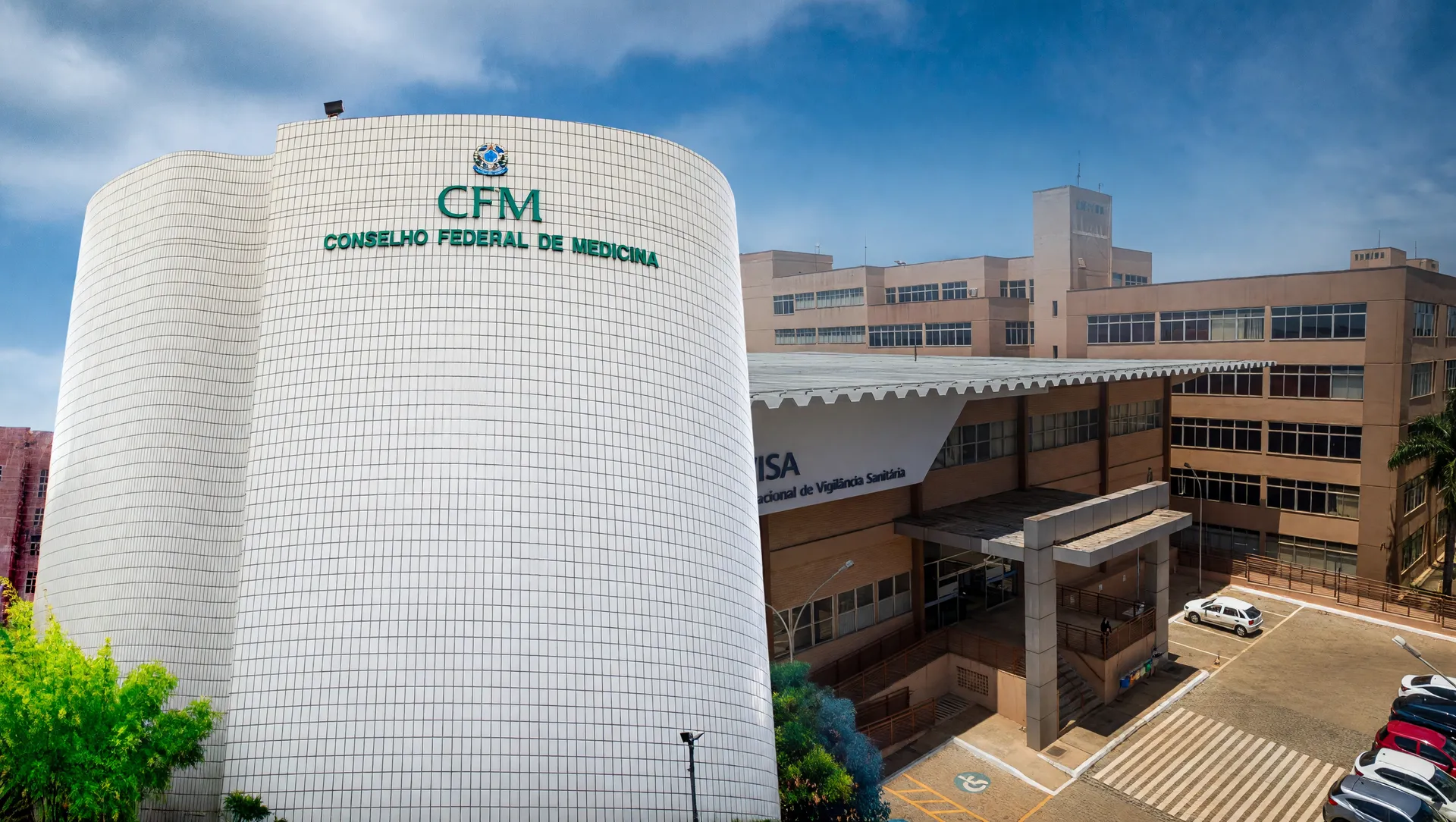Edifícios CFM e Anvisa representam o conflito sobre proibição do PMMA no Brasil em Brasília
