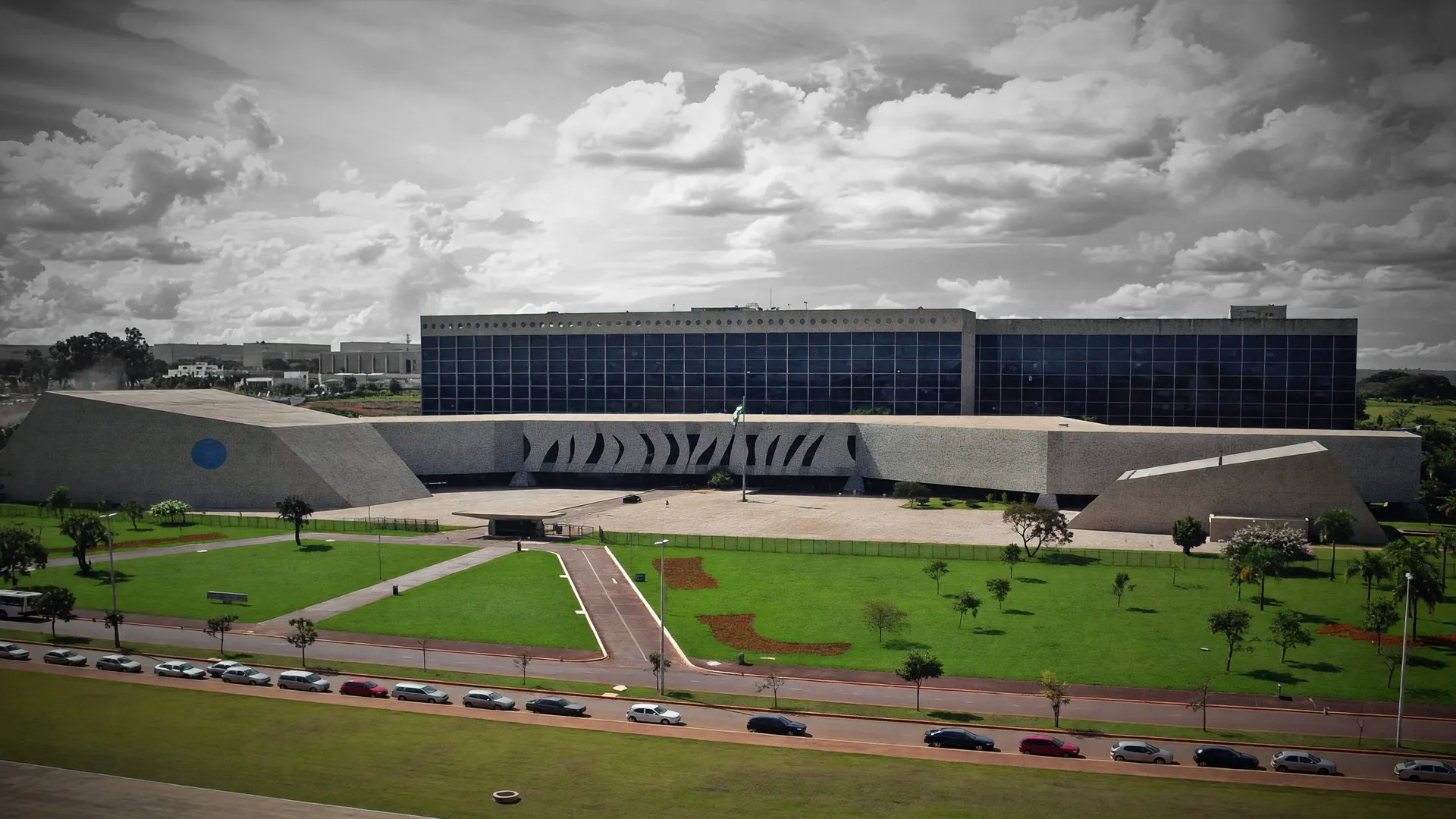 Prédio do STJ com efeito de infiltração visual, representando prompt injection nos tribunais brasileiros