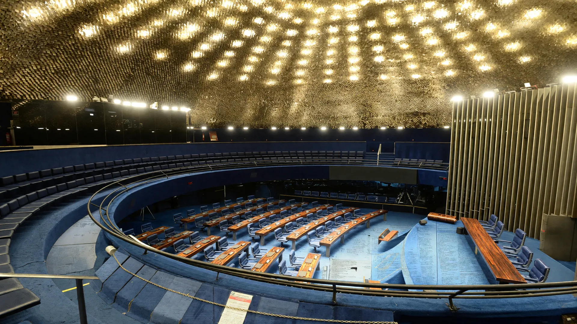 Plenário do Senado Federal debatendo proteção do orçamento de agências reguladoras