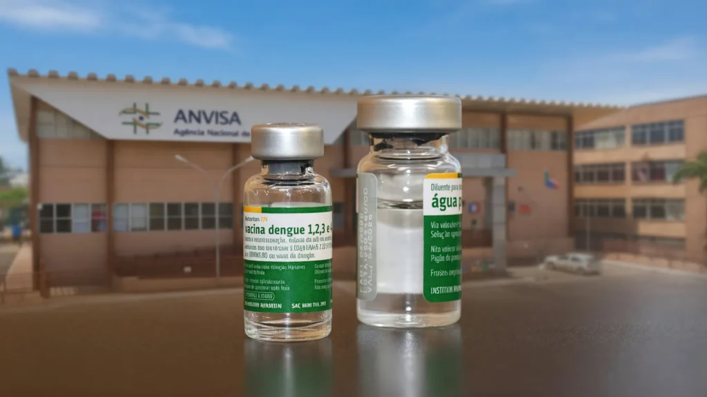 Frascos de vacina dengue Butantan com símbolo de Anvisa representando reações adversas e investigação regulatória