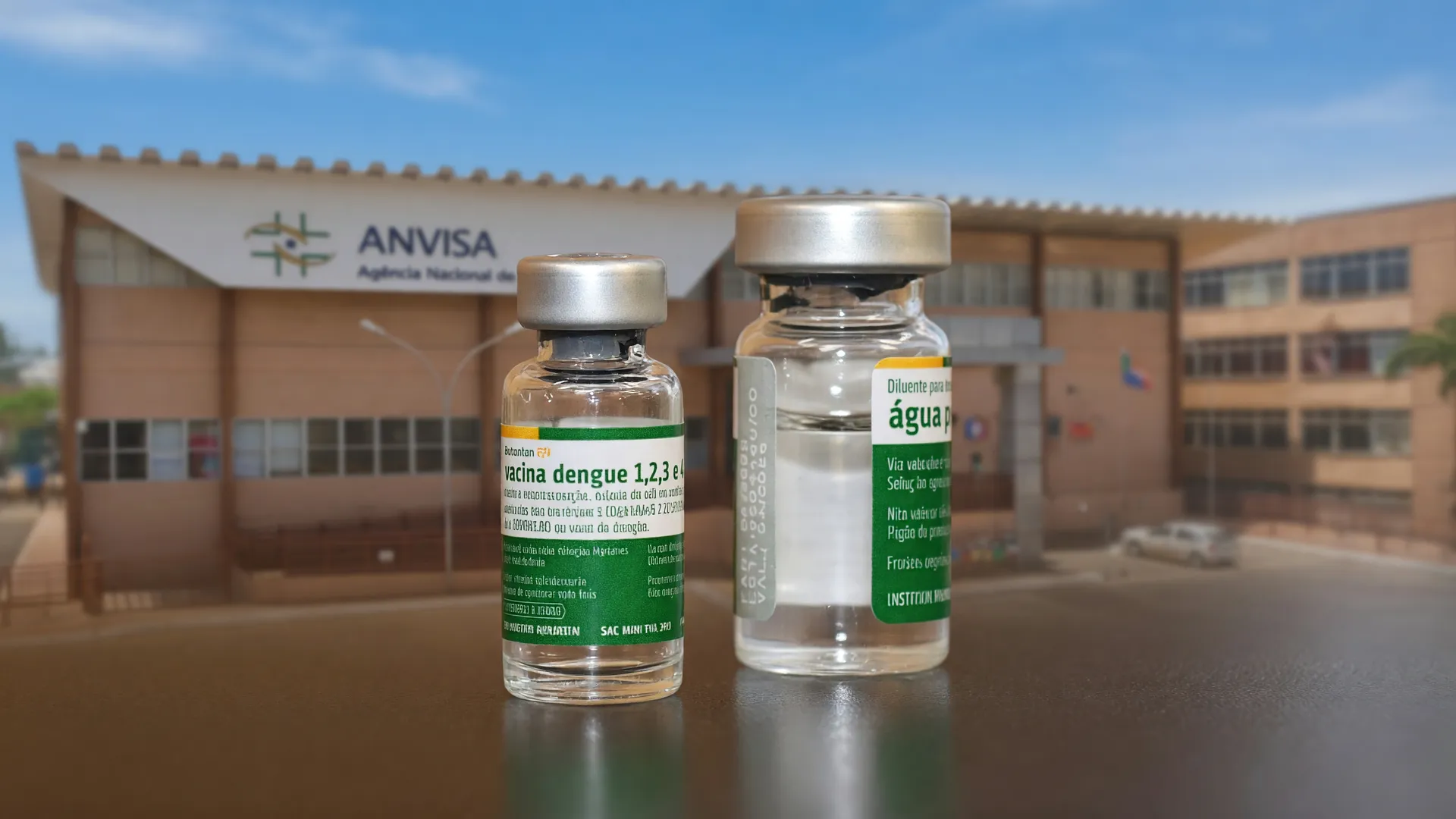 Frascos de vacina dengue Butantan com símbolo de Anvisa representando reações adversas e investigação regulatória