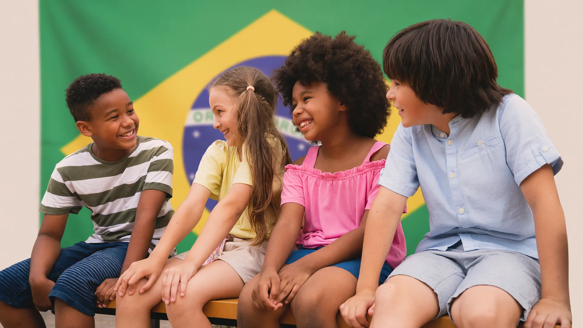 Crianças protegidas pela regulamentação de crimes contra crianças em redes sociais, sorrindo com segurança
