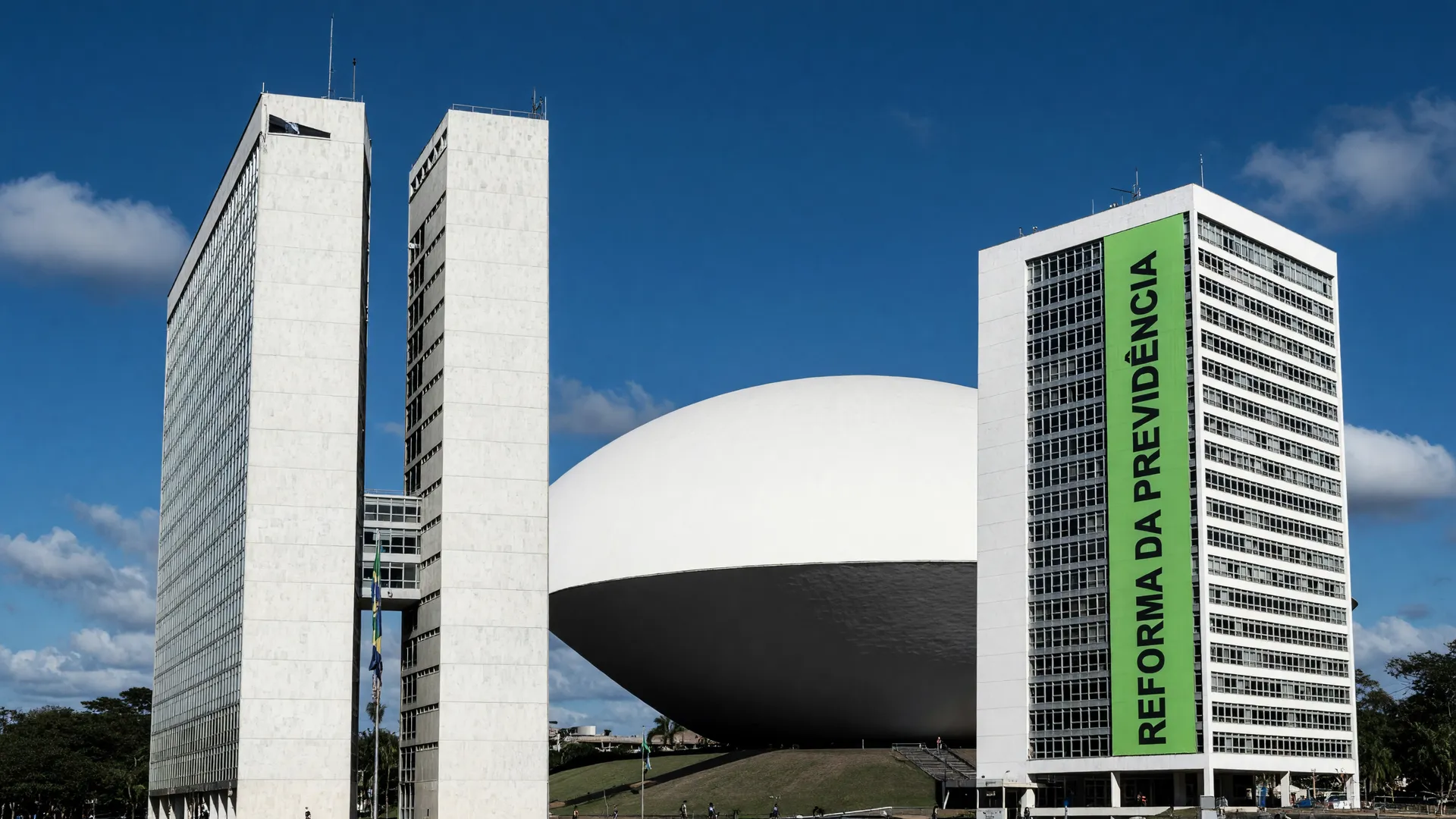 Instituições legislativas brasileiras debatendo renegociação dívida rural impacto 2027 nas contas públicas