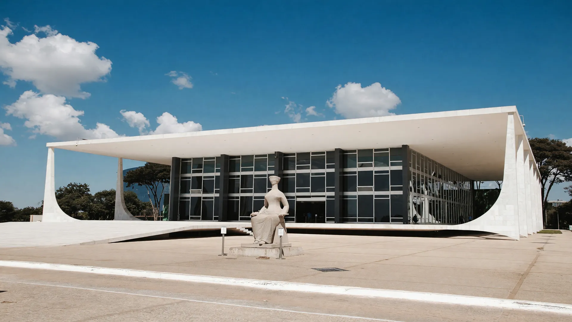 Fachada do STF com escultura de justiça em primeiro plano, refletindo a responsabilidade das big techs STF