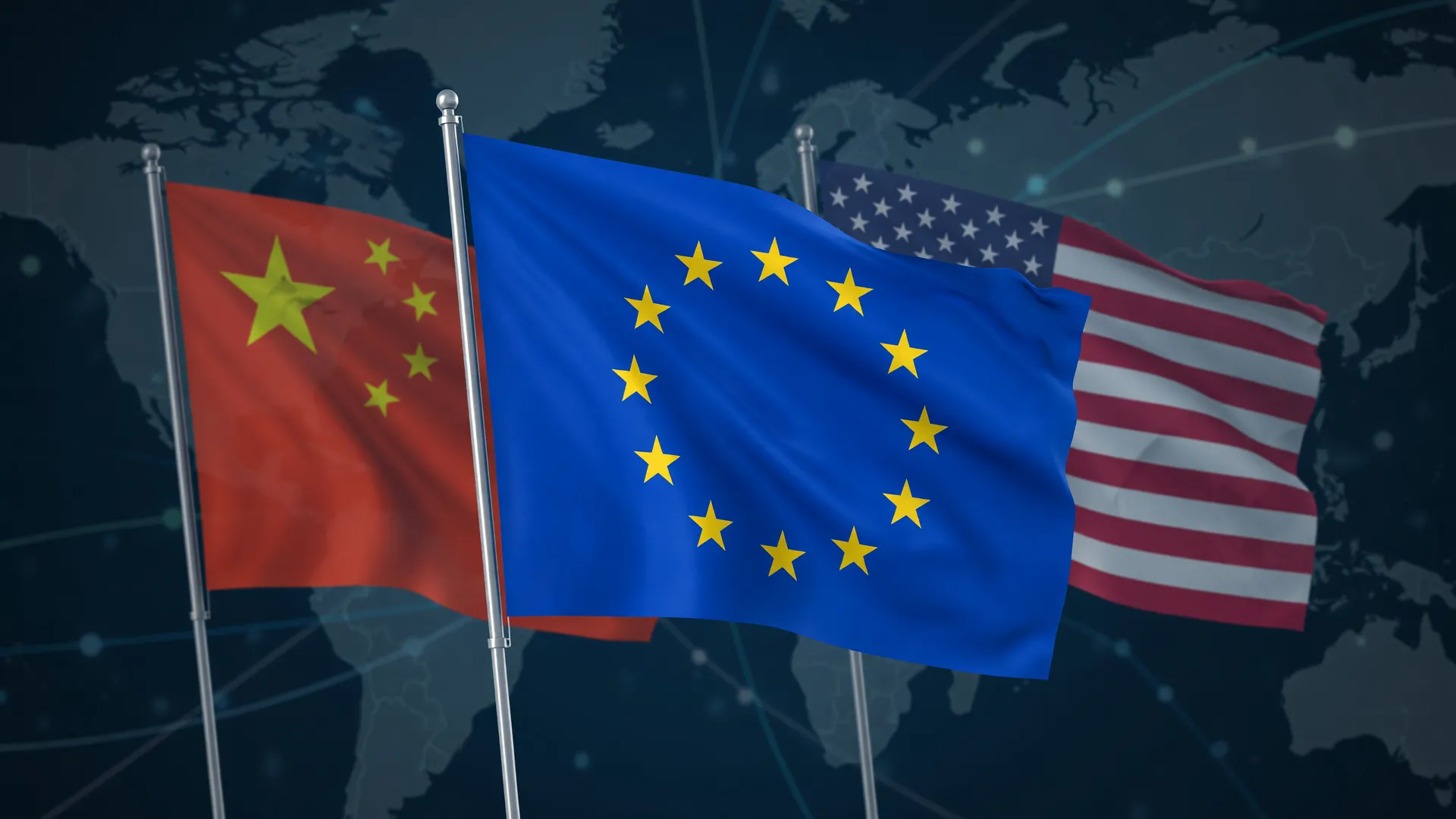 Bandeiras da UE, China e EUA em composição editorial simbolizando a taxa de exportação de sucata de alumínio na Europa