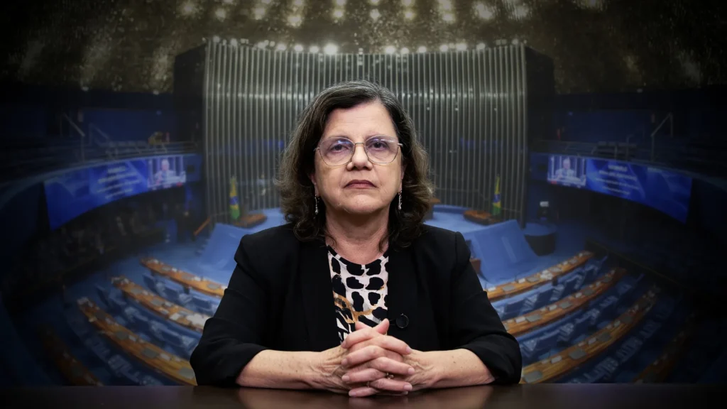 Teresa Leitão, líder governo Senado, com plenário federal ao fundo representando poder institucional