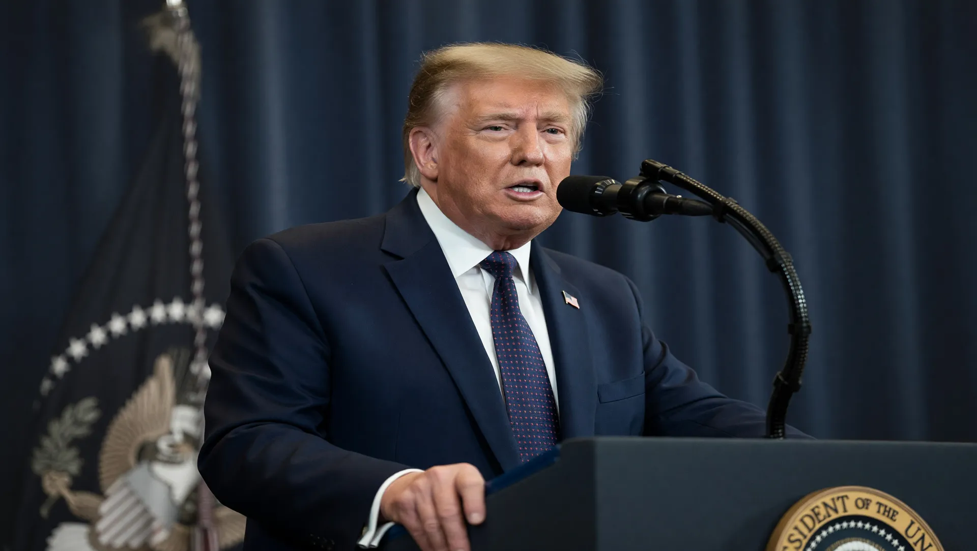 Trump reduz tarifas aço e alumínio: ilustração da proclamação presidencial sobre políticas comerciais