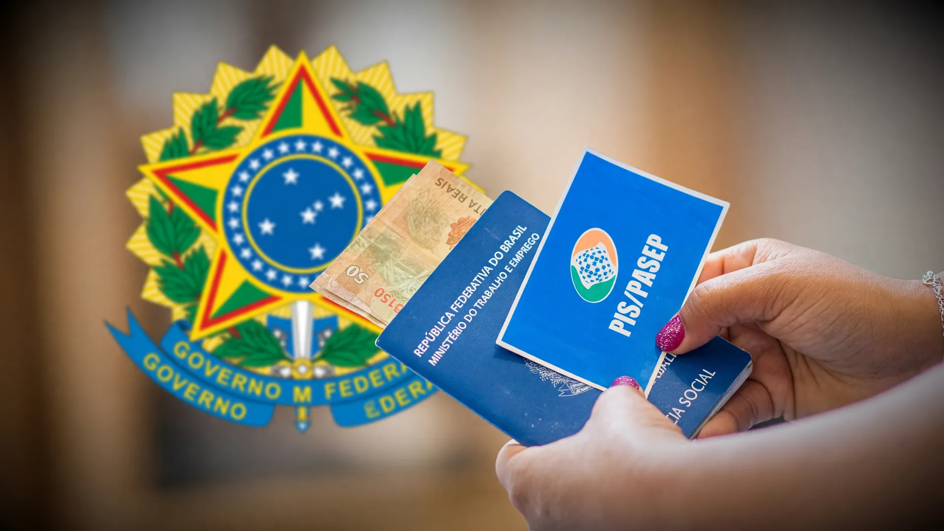 Mãos seguram cartões do PIS Pasep e dinheiro, simbolizando o abono salarial PIS Pasep 2026 aos trabalhadores