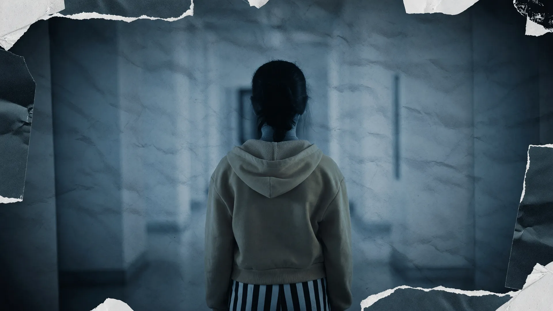 Adolescente isolado sob luz fria, imagem que alude a adolescentes autores abuso sexual infantil