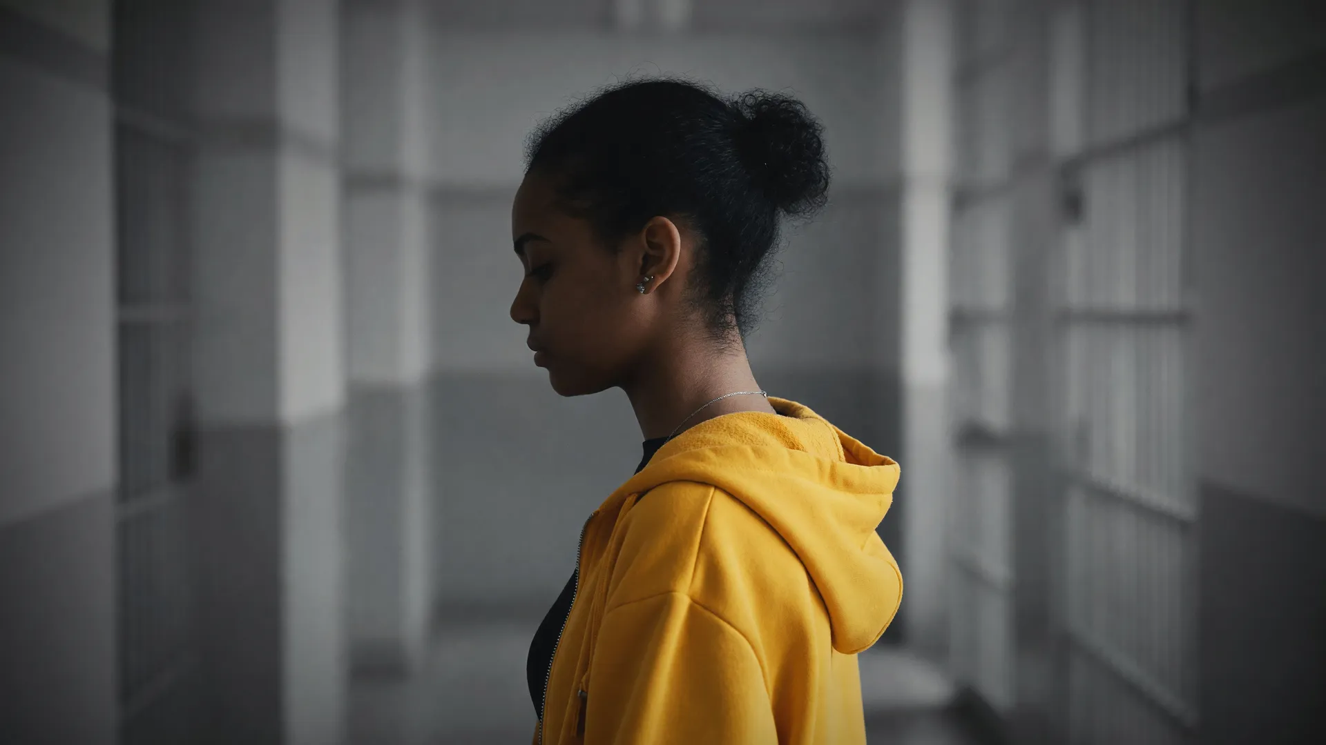 Silhueta de adolescente reflete a realidade de jovens em medida socioeducativa no Brasil