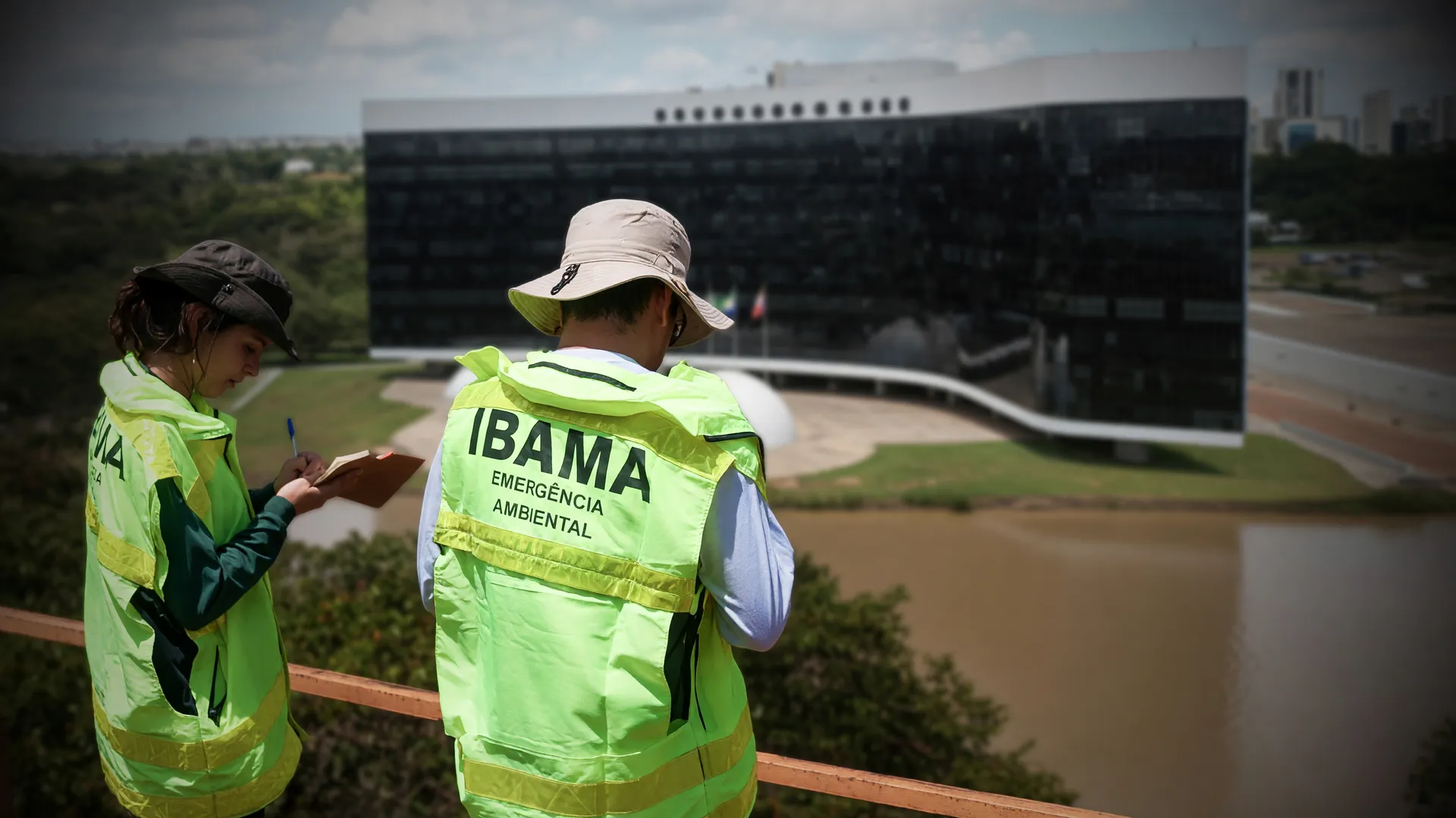 Agentes do Ibama em fiscalização com sede do TSE ao fundo, simbolizando o apagão de dados no defeso eleitoral