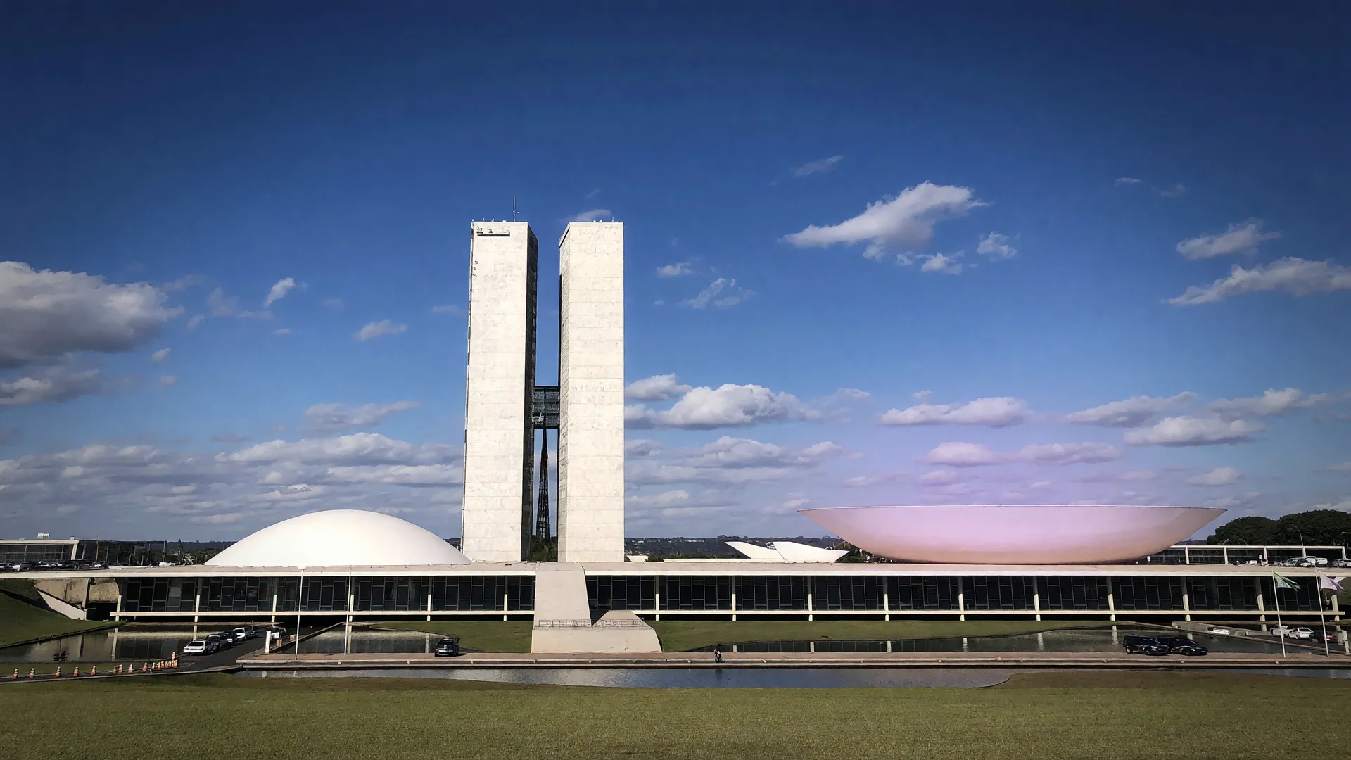Cúpula do Senado Federal com luz roxa, símbolo da lei de assistência a famílias perda gestacional