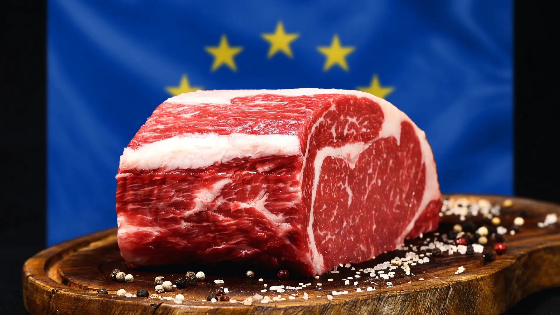 Corte de carne brasileira com bandeira da União Europeia ao fundo, ilustrando impasse por normas de antimicrobianos