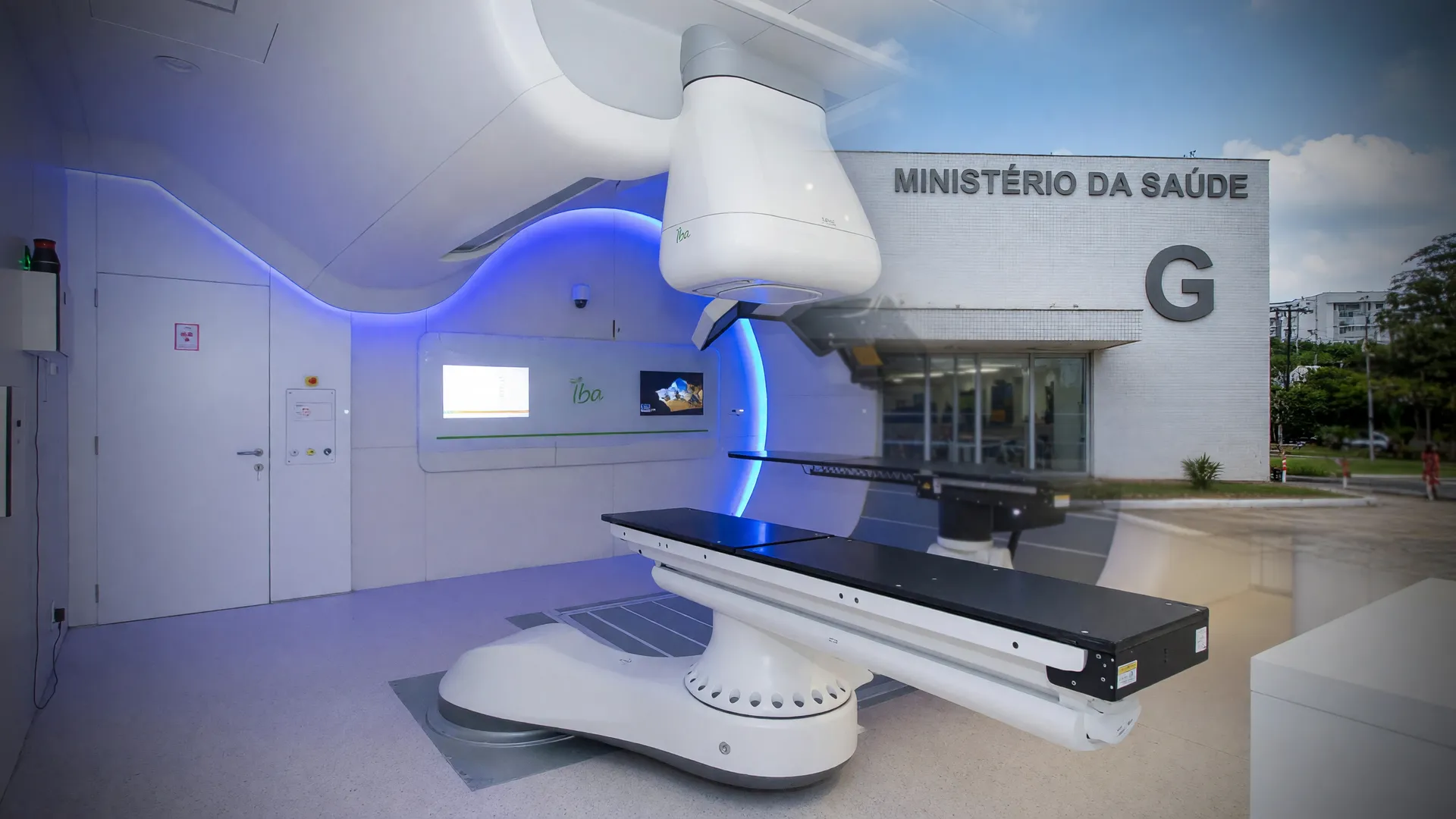 Equipamento de última geração do centro de protonterapia no Brasil, com sede do Ministério da Saúde ao fundo.