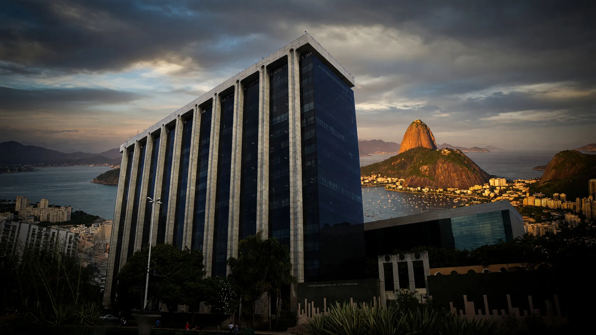 Sede da Prefeitura do Rio com céu dramático, referência à obrigação judicial sobre clima no licenciamento ambiental