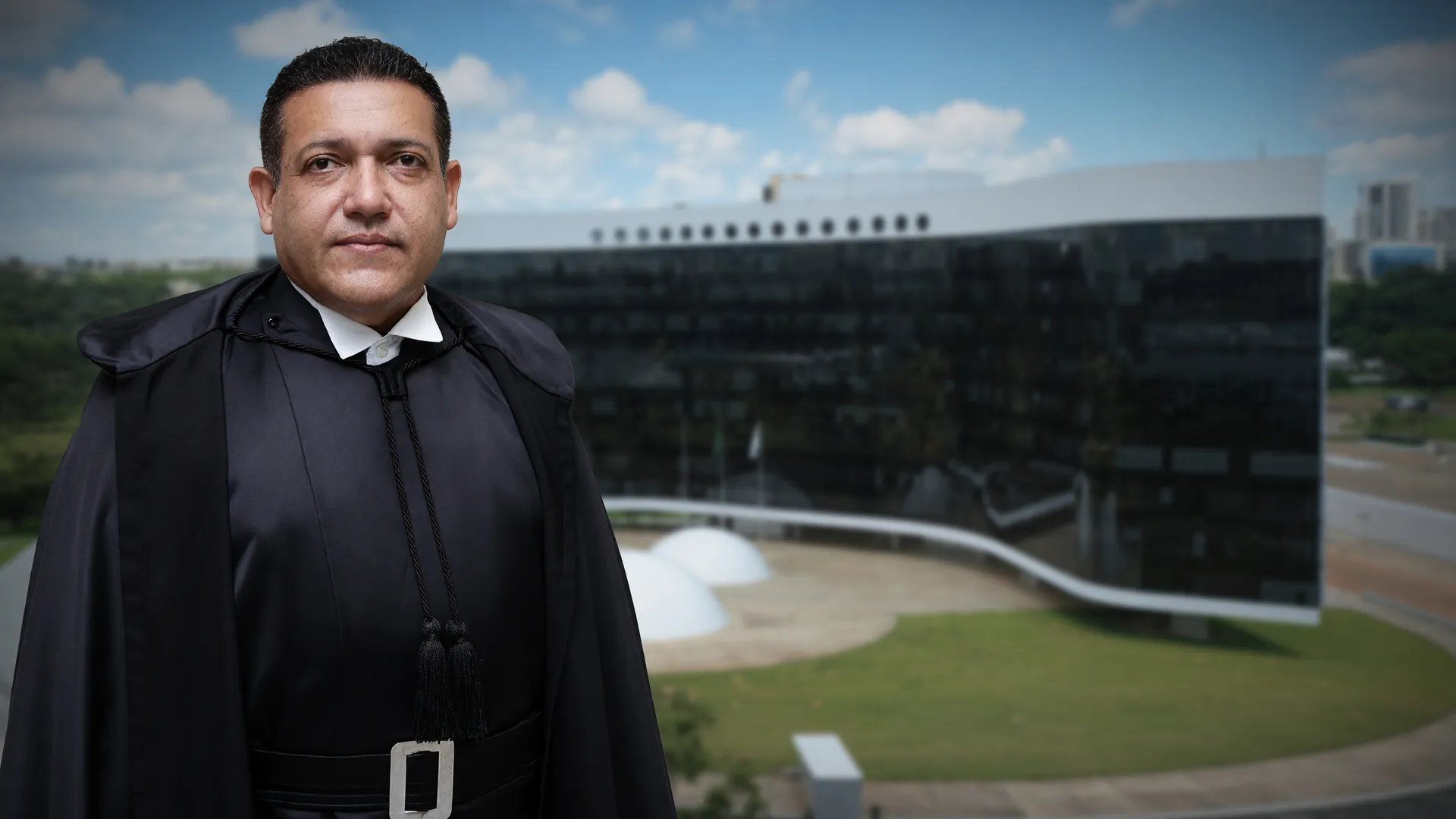 Ministro Nunes Marques debate critérios de pesquisas eleitorais TSE em frente à sede do tribunal em Brasília