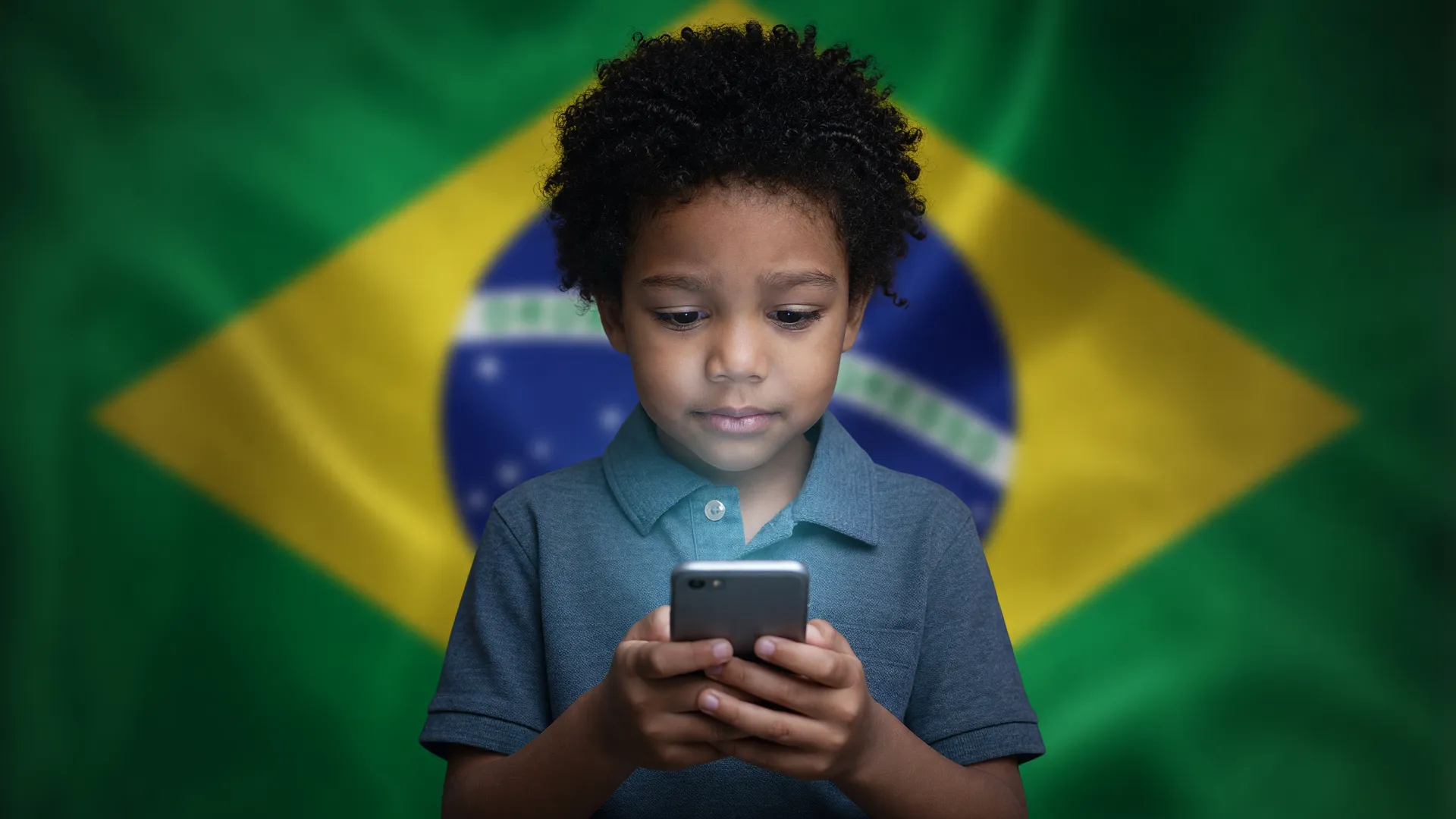 Criança sozinha olhando para celular representa o crescimento do cyberbullying entre crianças no Brasil
