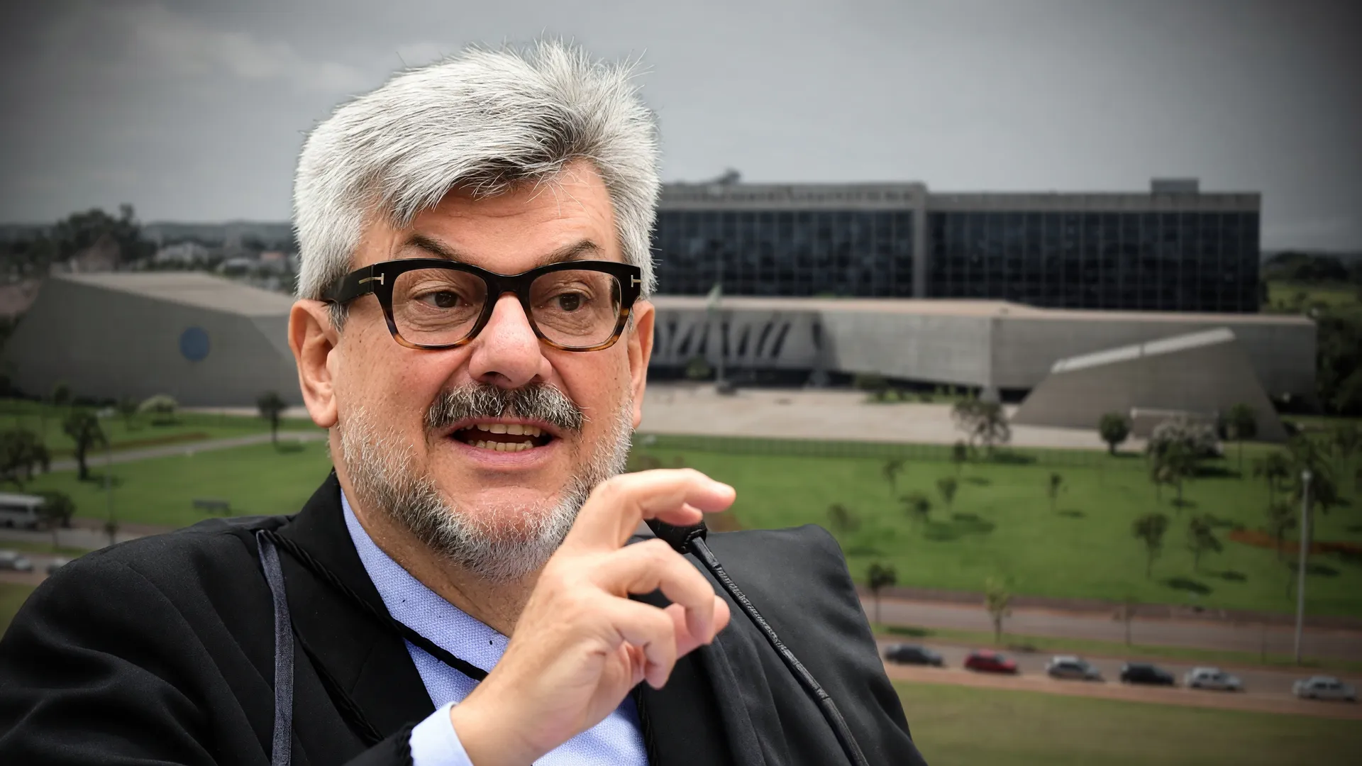 Marco Buzzi ao lado da fachada do STJ, ilustrando a defesa de Buzzi assédio sexual baseada em registros de catracas