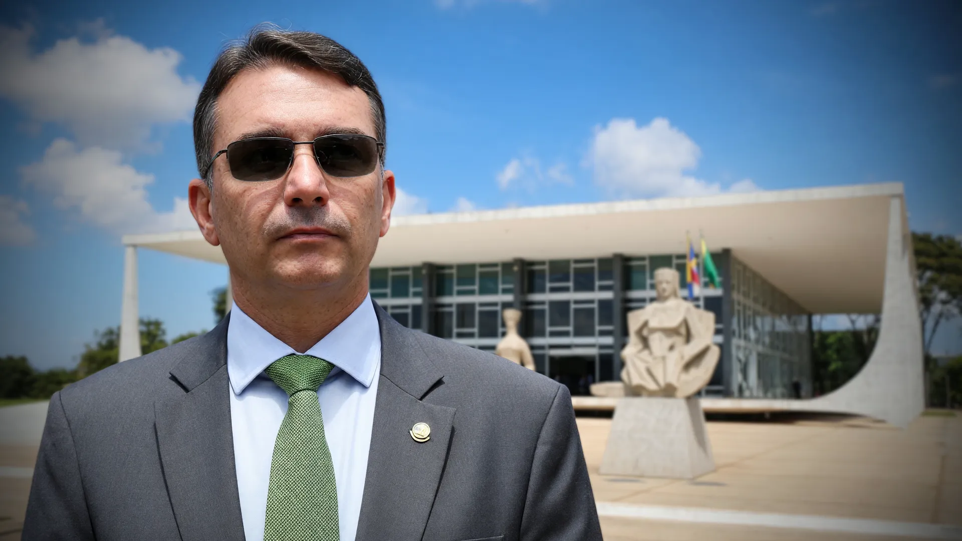 Flávio Bolsonaro em frente ao STF, referência ao depoimento de Flávio Bolsonaro cancelado no caso Lula