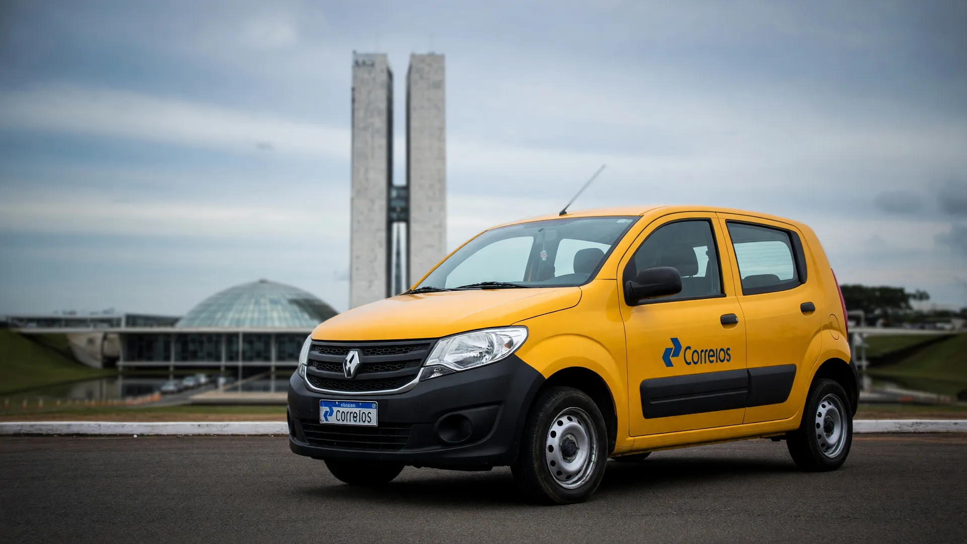 Caminhão dos Correios em pátio simboliza a deterioração financeira das estatais federais apontada pelo Senado