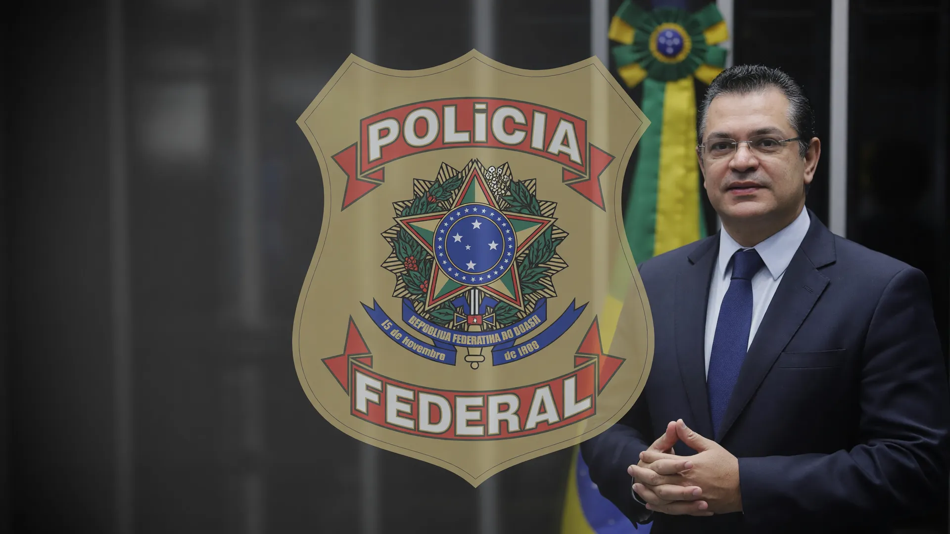 Símbolo da Polícia Federal com Sóstenes Cavalcante na operação sobre dinheiro escondido em livro falso