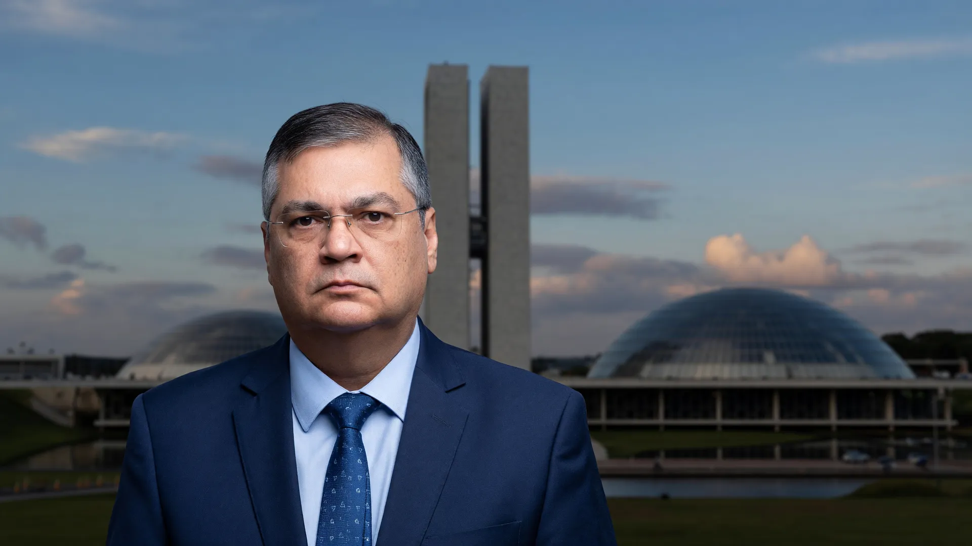 Dino cobra transparência emendas parlamentares diante da fachada do Congresso Nacional, em Brasília