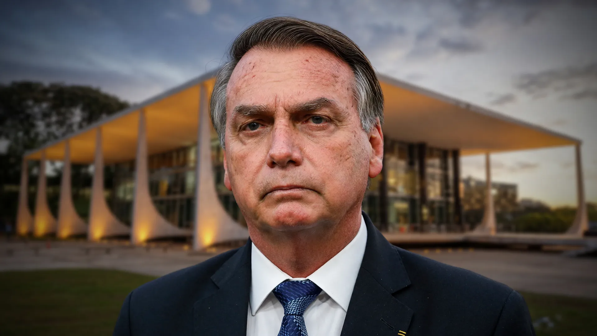 Jair Bolsonaro sério em sessão no STF, ilustrando debate sobre domiciliar de Bolsonaro no STF