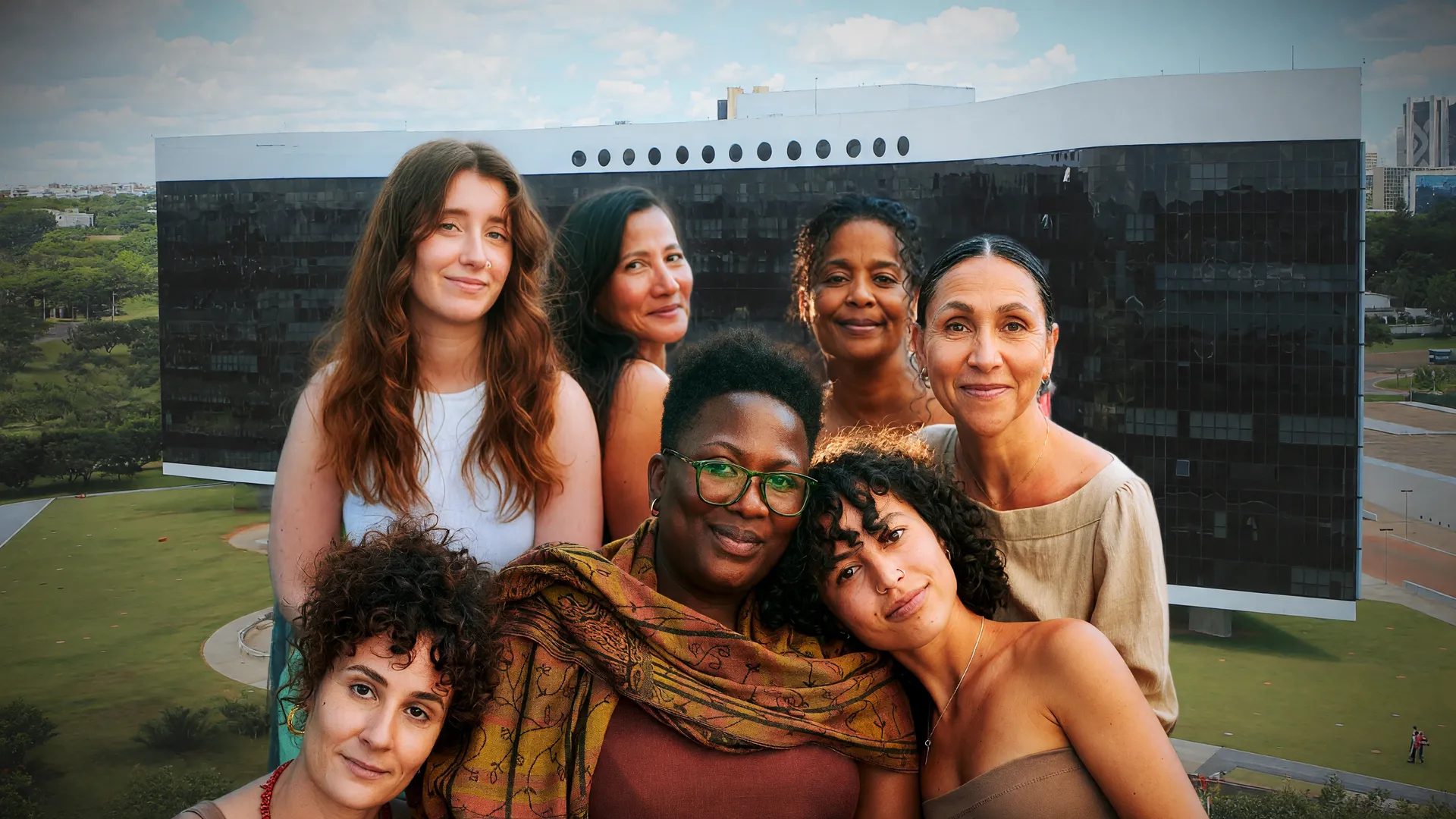 Grupo de mulheres representa o eleitorado feminino eleições 2026, maioria de eleitoras, com sede do TSE ao fundo