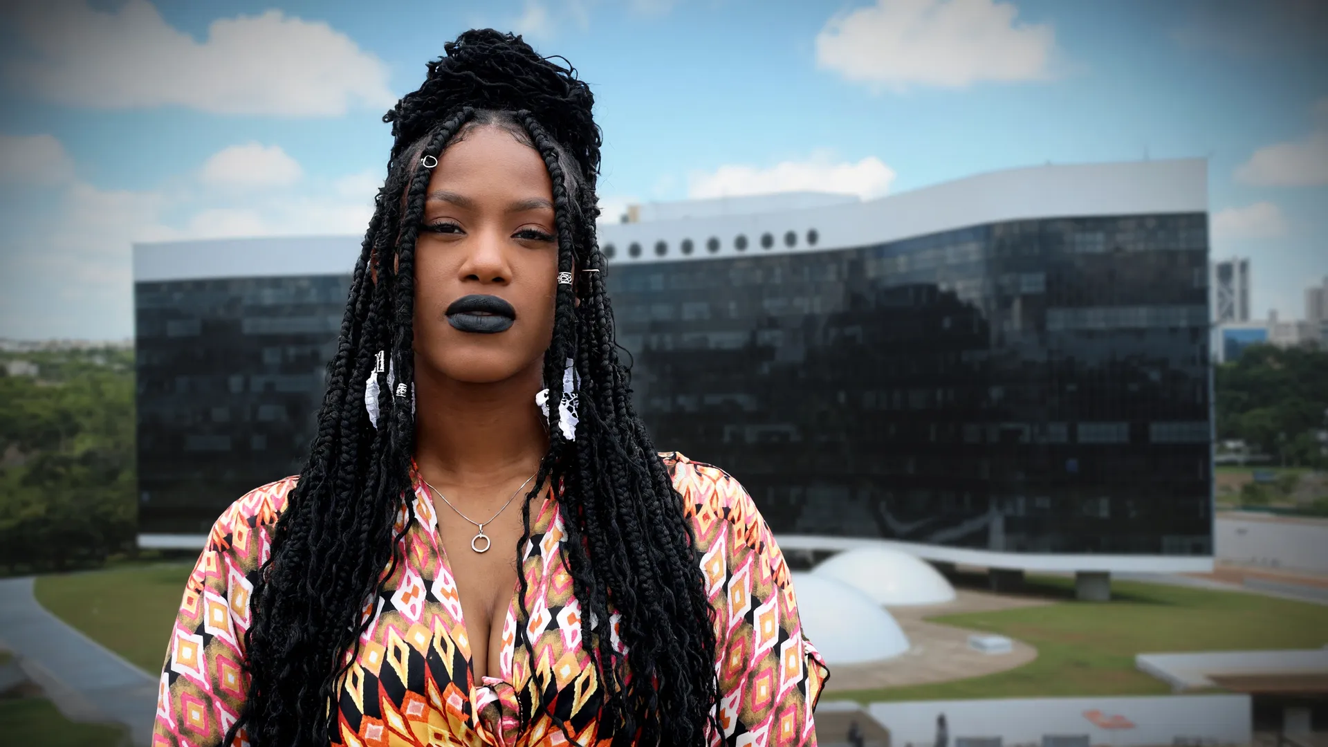 Mulher negra em cena urbana simboliza recorde de eleitores negros eleições 2026, segundo o TSE