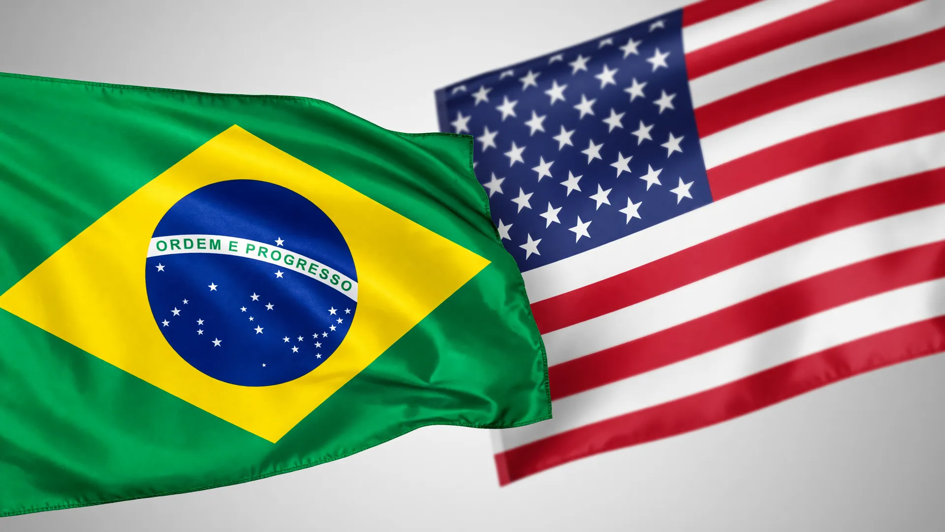 Bandeiras dos EUA e Brasil representando negociações entre embaixada EUA, empresas brasileiras e tarifaço comercial