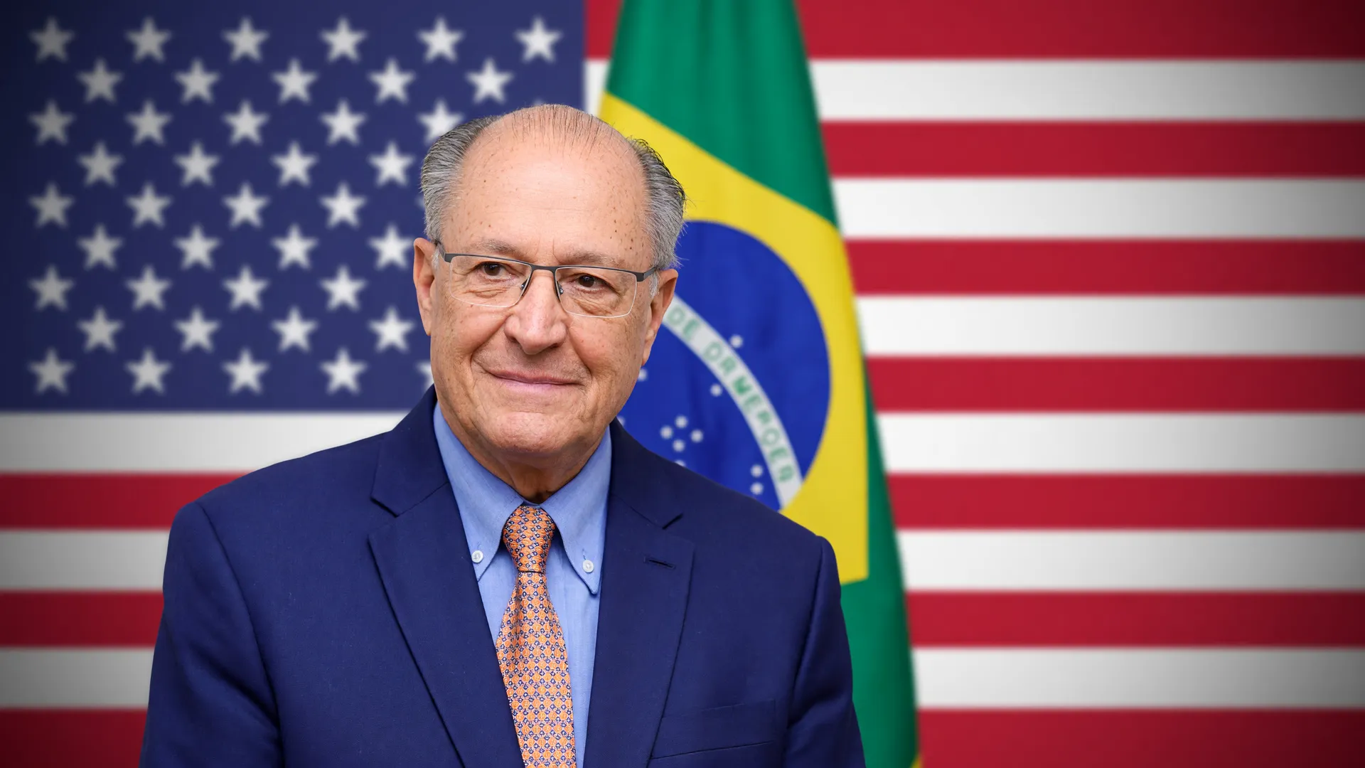 Geraldo Alckmin ao lado da bandeira dos EUA simboliza ajuda às empresas afetadas pelo tarifaço