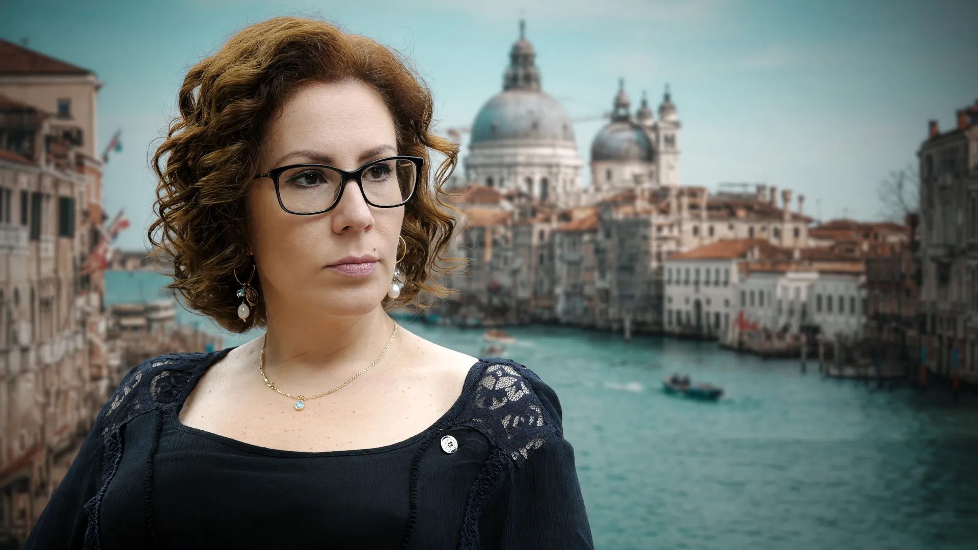 Carla Zambelli ao lado de cenário italiano, ilustrando a extradição de Zambelli por saúde barrada pela Justiça da Itália