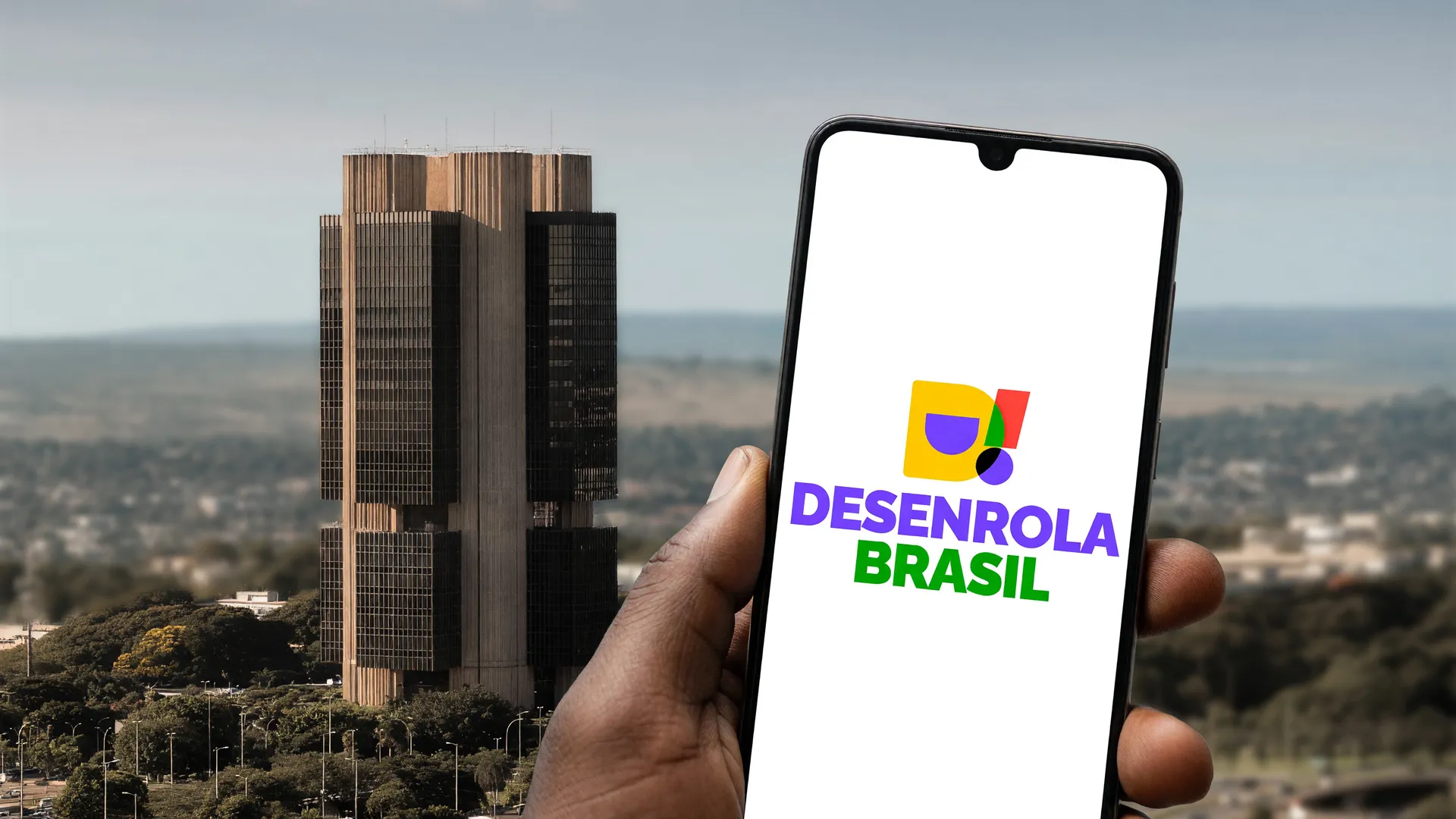 Smartphone exibe app Desenrola, símbolo da renegociação de dívidas de famílias endividadas no Brasil