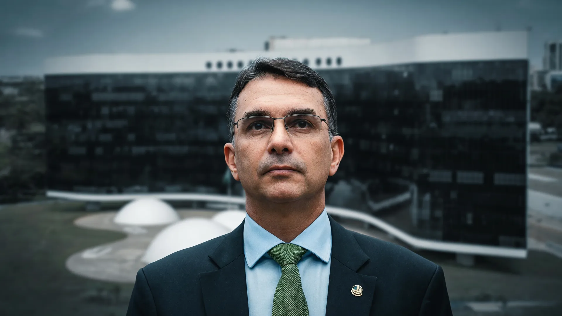 Flávio Bolsonaro em primeiro plano com a sede do TSE ao fundo, remetendo às acusações sobre urnas eletrônicas TSE