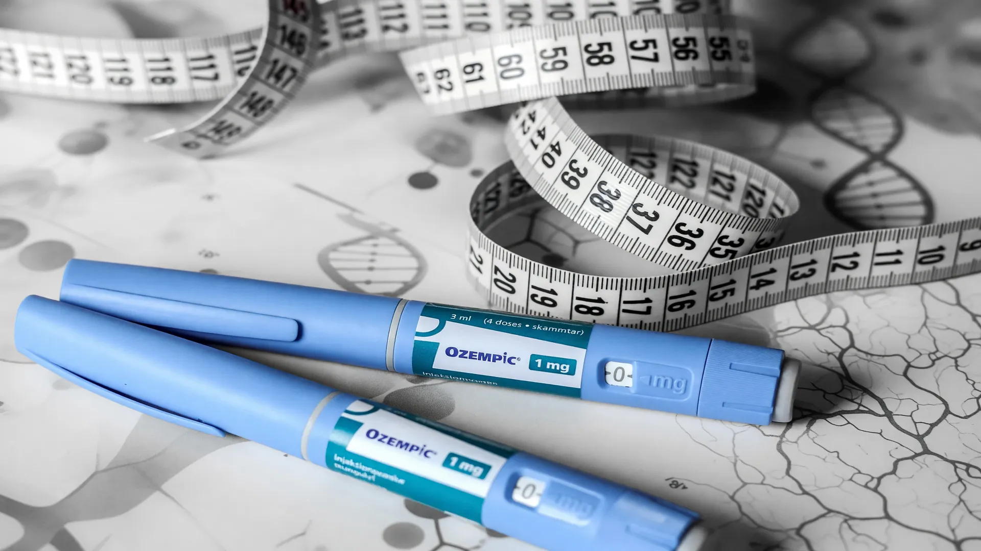 Caneta de semaglutida com fita métrica, representando benefícios GLP-1 diabetes doença arterial periférica