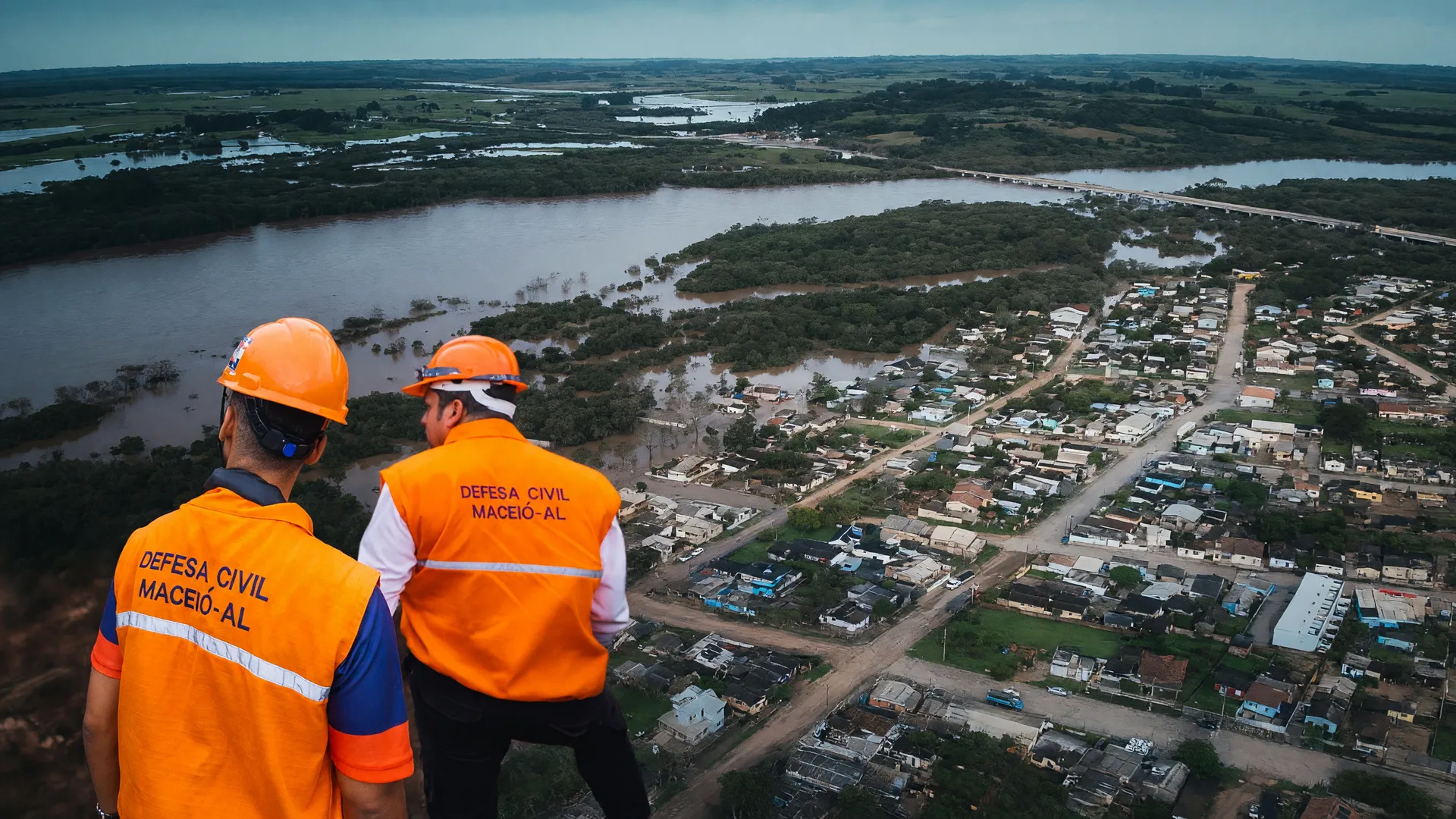 Defesa Civil em área inundada: a urgência da governança climática nas eleições para proteger vidas