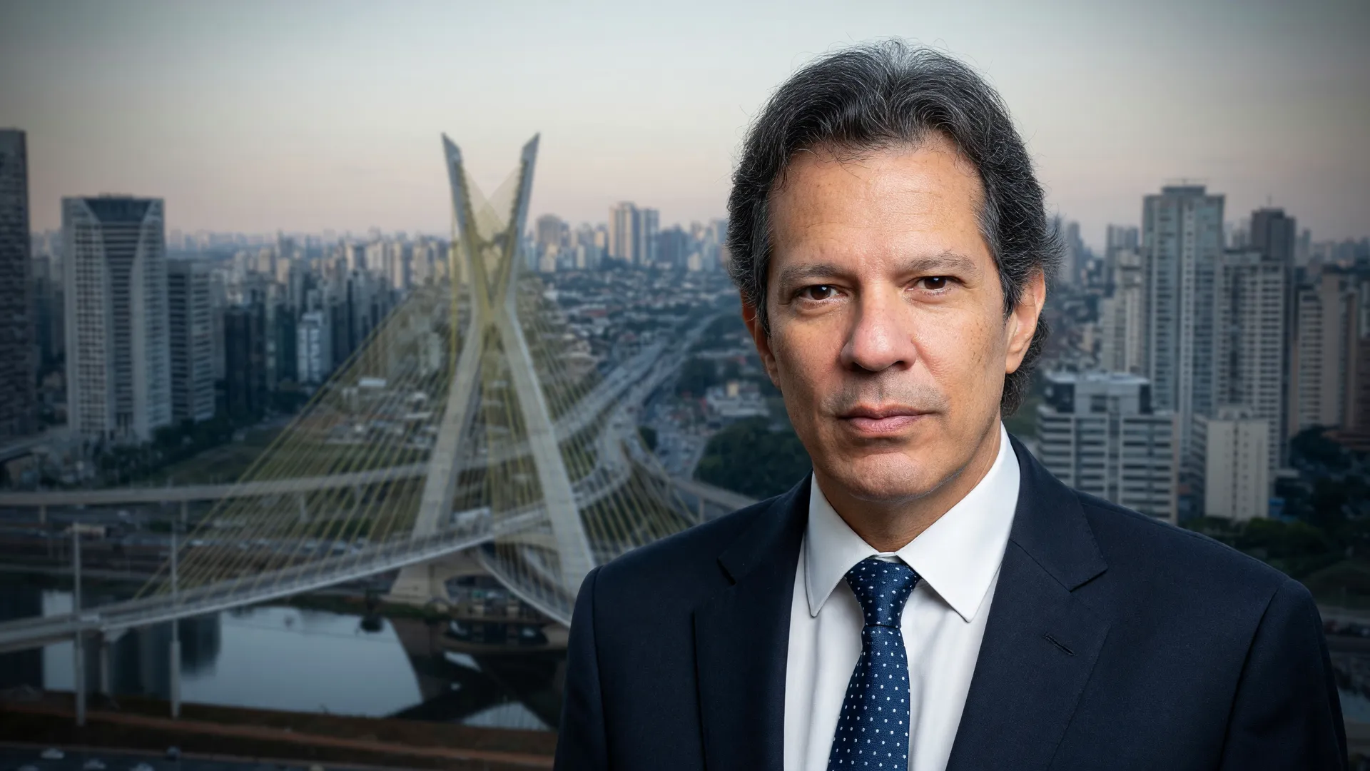 Fernando Haddad com skyline de São Paulo ao fundo, simbolizando o Haddad governo de São Paulo em 2026