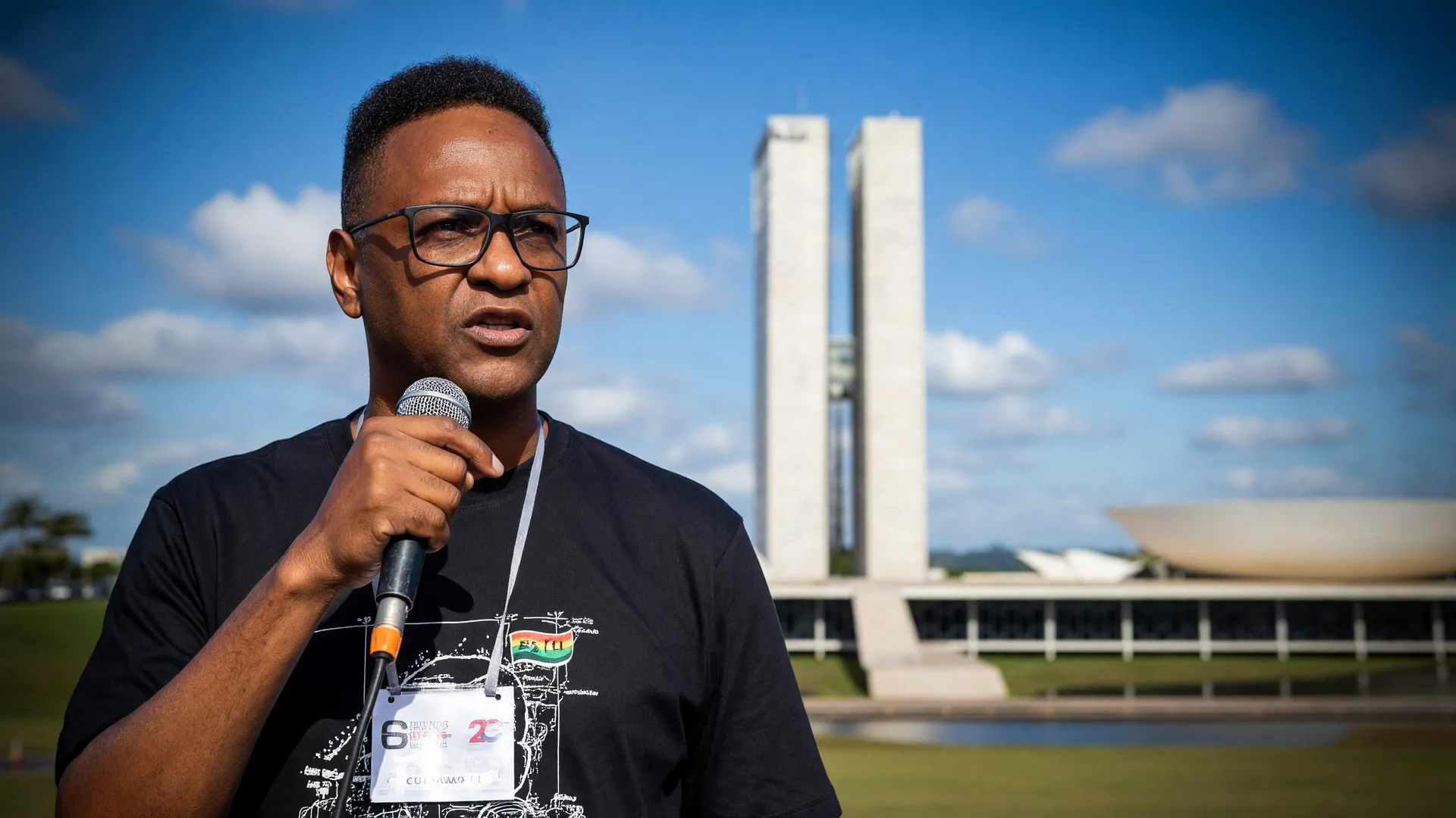 Hertz Dias candidato à Presidência discursa ao microfone com Senado Federal ao fundo