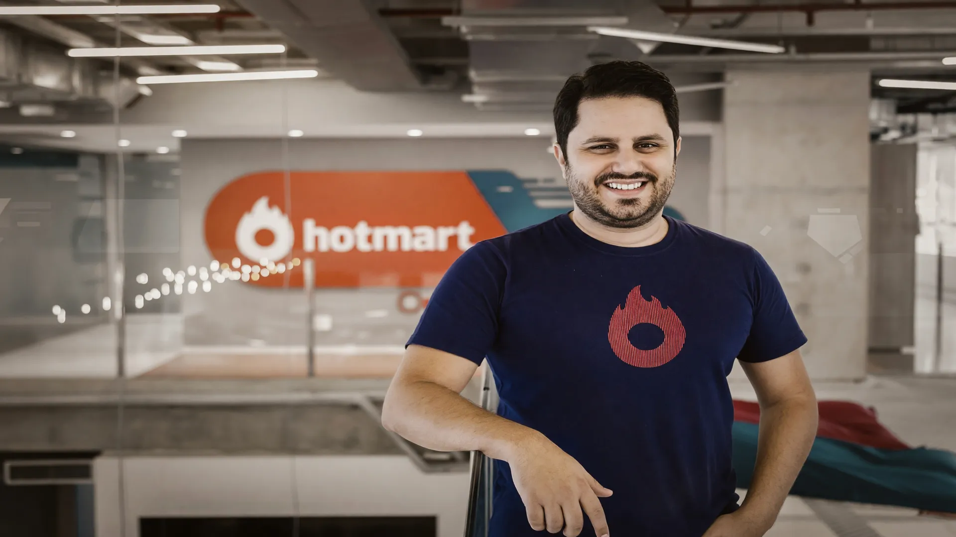 Profissional da Hotmart em ambiente corporativo reflete a reestruturação estratégica com demissões