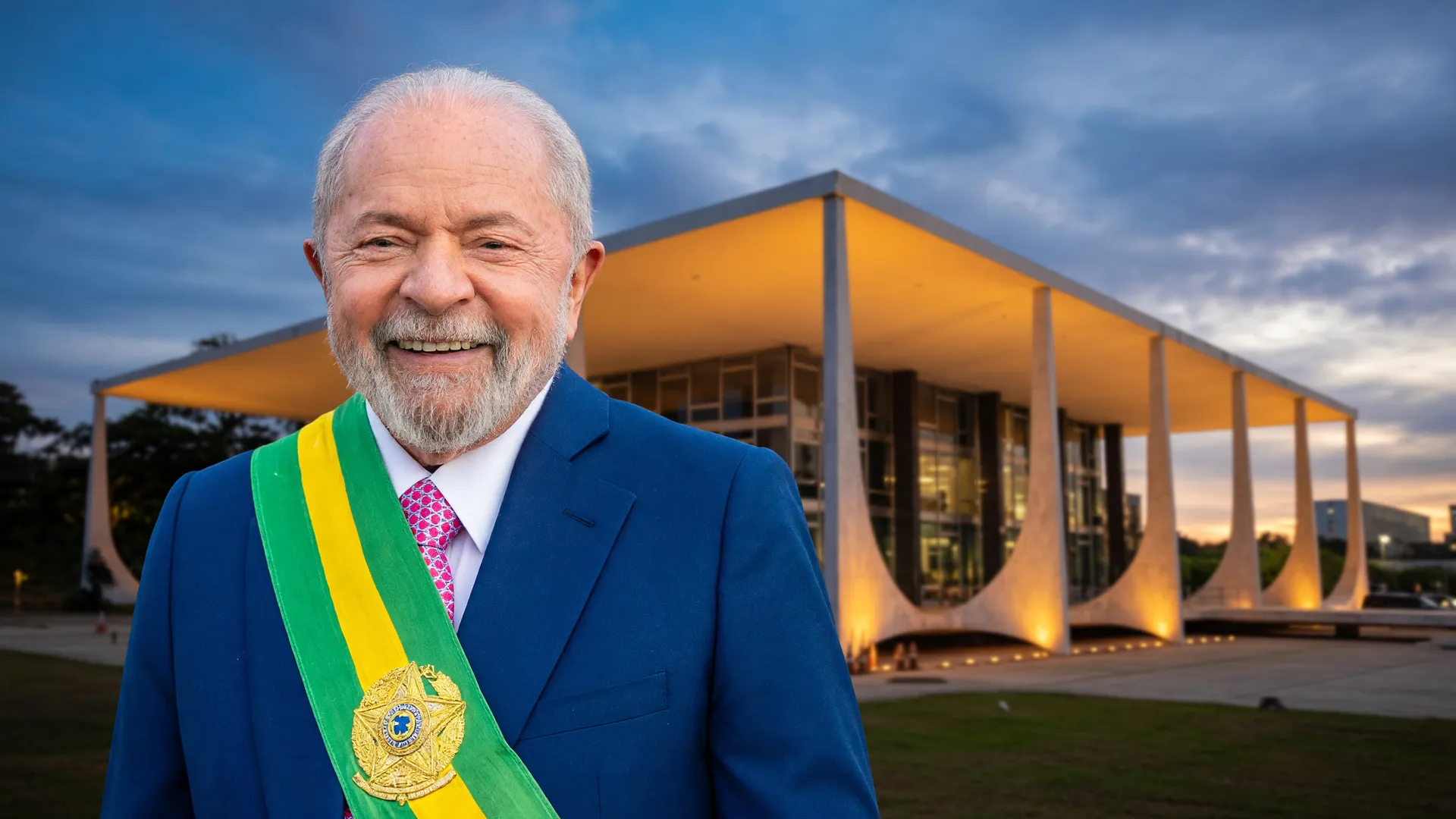 Lula com faixa presidencial em montagem com STF ao fundo, em referência ao inquérito contra Lulinha no STF