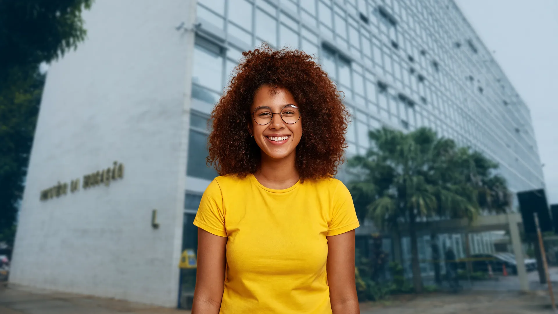 Estudante universitária diante do Ministério da Educação representa as inscrições Fies segundo semestre 2026.