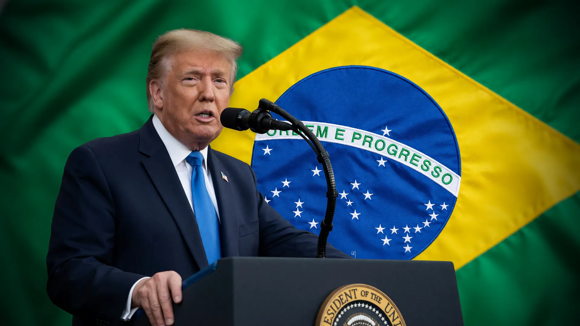 Trump ao lado da bandeira do Brasil simboliza pressão dos EUA sobre a integridade das urnas eletrônicas
